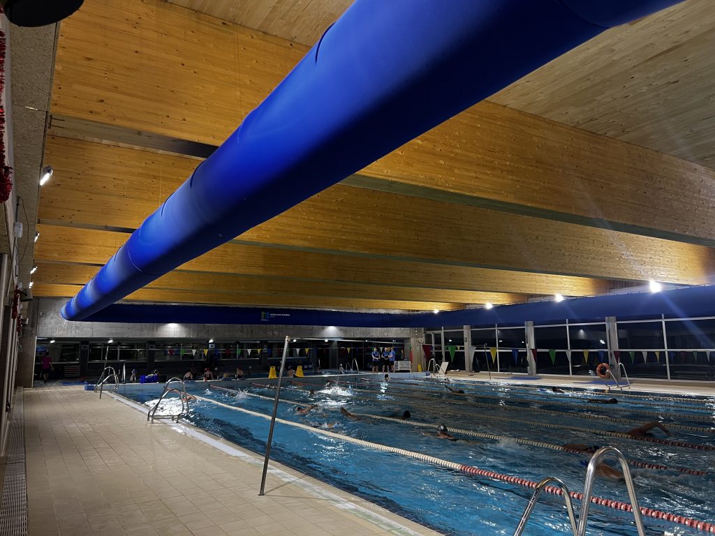 Conductos textiles FabricAir en el Centro Deportivo Amorós para la ventilación de la piscina cubierta