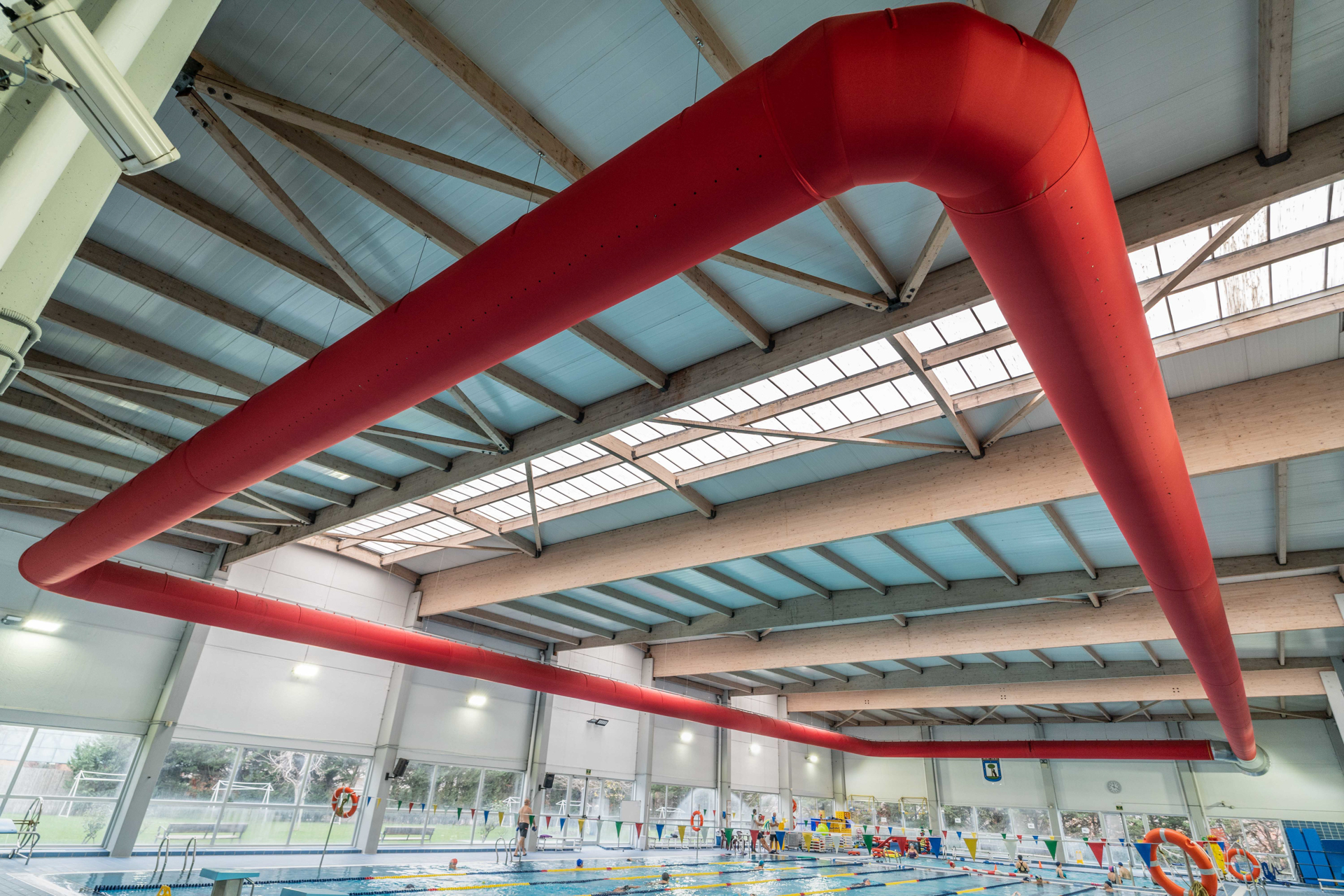 Climatización sostenible en piscinas: control preciso de temperatura y humedad con un sistema eficiente y de bajo consumo.