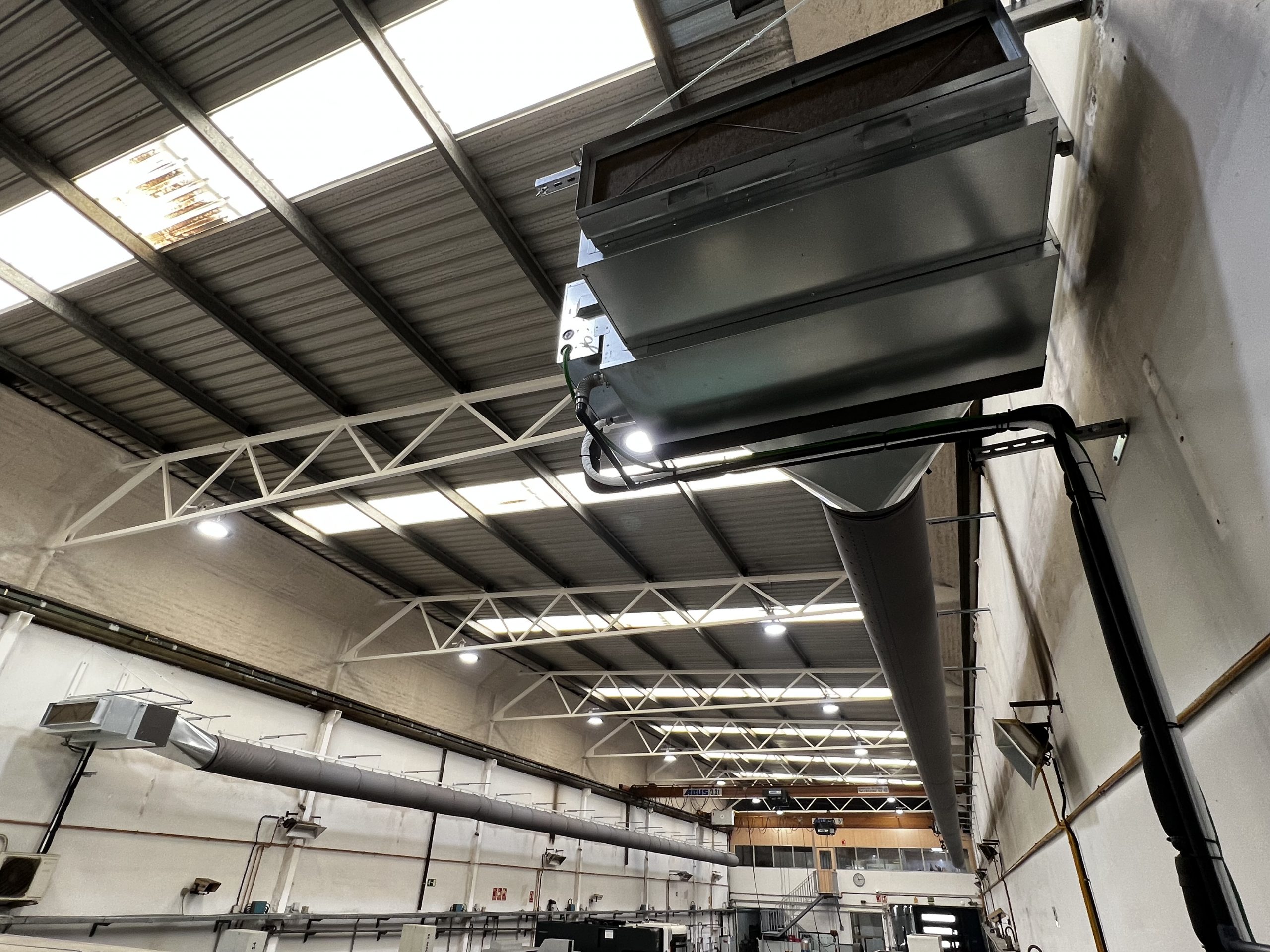 MOLMASA optimiza la climatización y ventilación de su nave industrial con conductos textiles para aire acondicionado FabricAir.