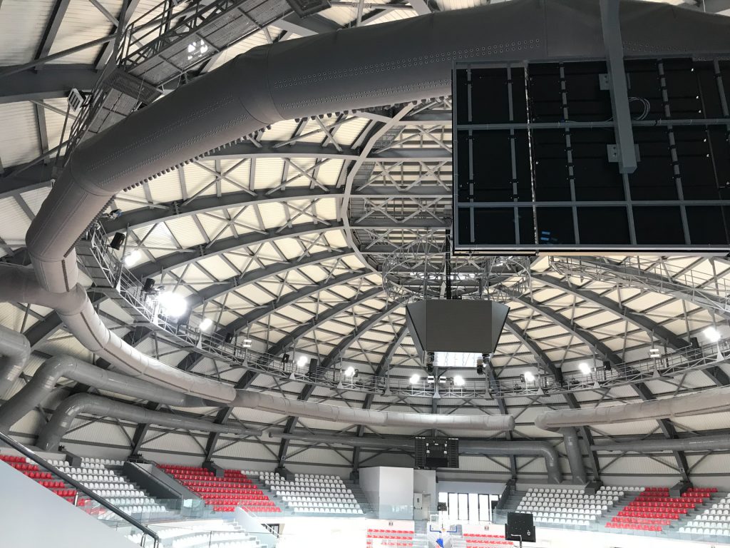 Aire limpio, temperatura constante y bajo consumo: la climatización sostenible es clave en instalaciones deportivas modernas.