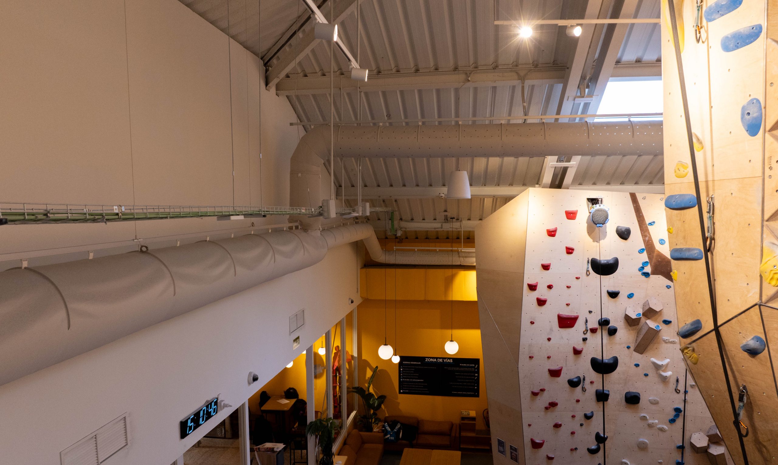 Sistema de ventilación textil FabricAir instalado en el rocódromo Sputnik sin ocasionar problemas en las paredes de escalada