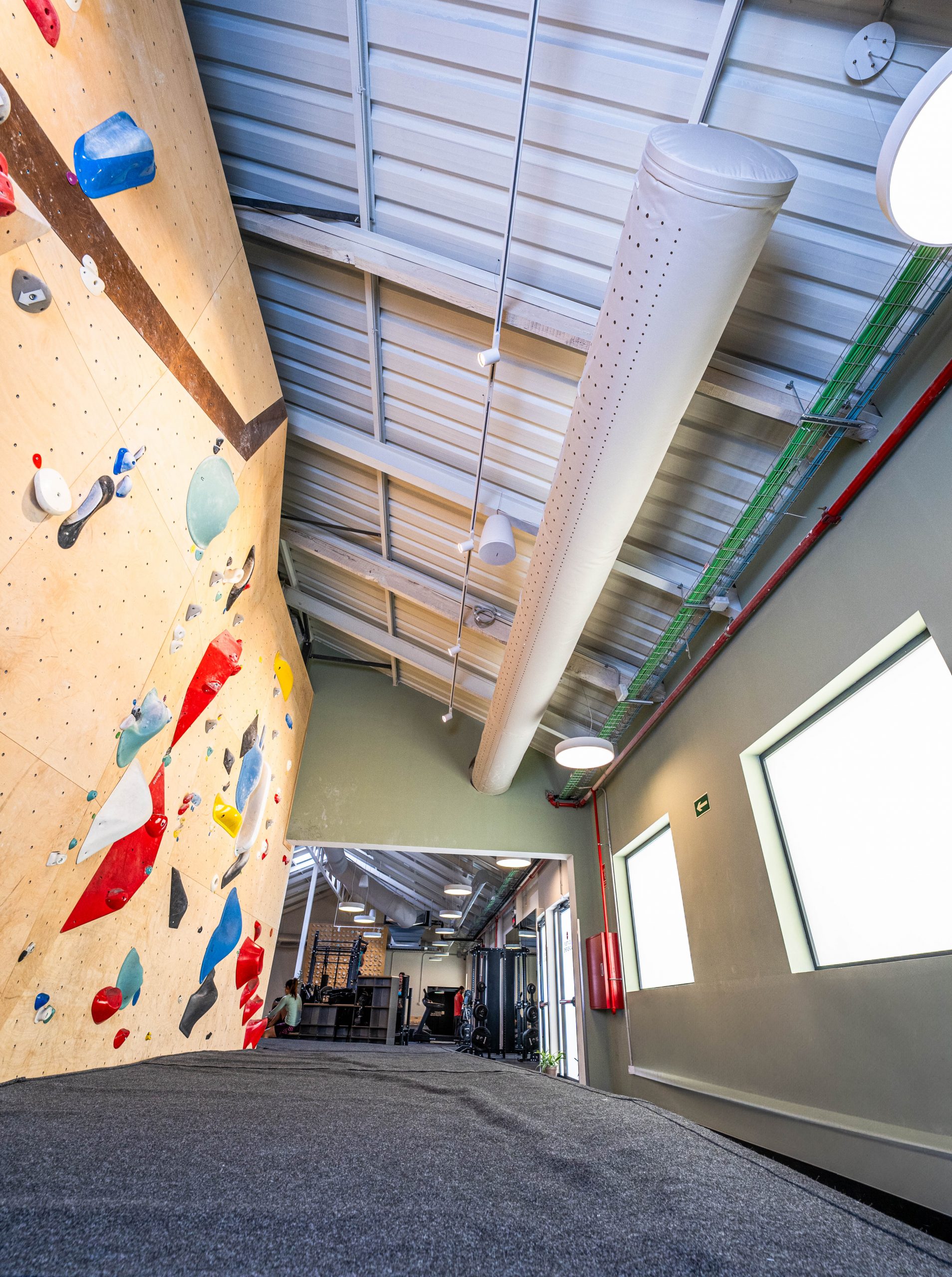 Sistema de ventilación textil FabricAir instalado en el rocódromo Sputnik sin ocasionar problemas en las paredes de escalada