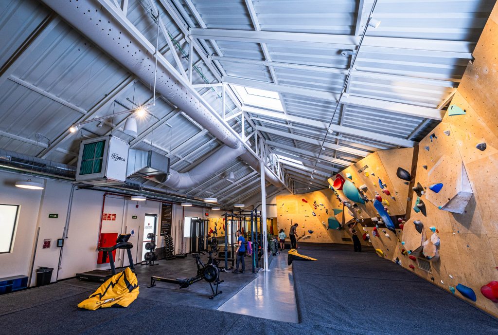 Sistema de ventilación textil FabricAir instalado en el rocódromo Sputnik sin ocasionar problemas en las paredes de escalada