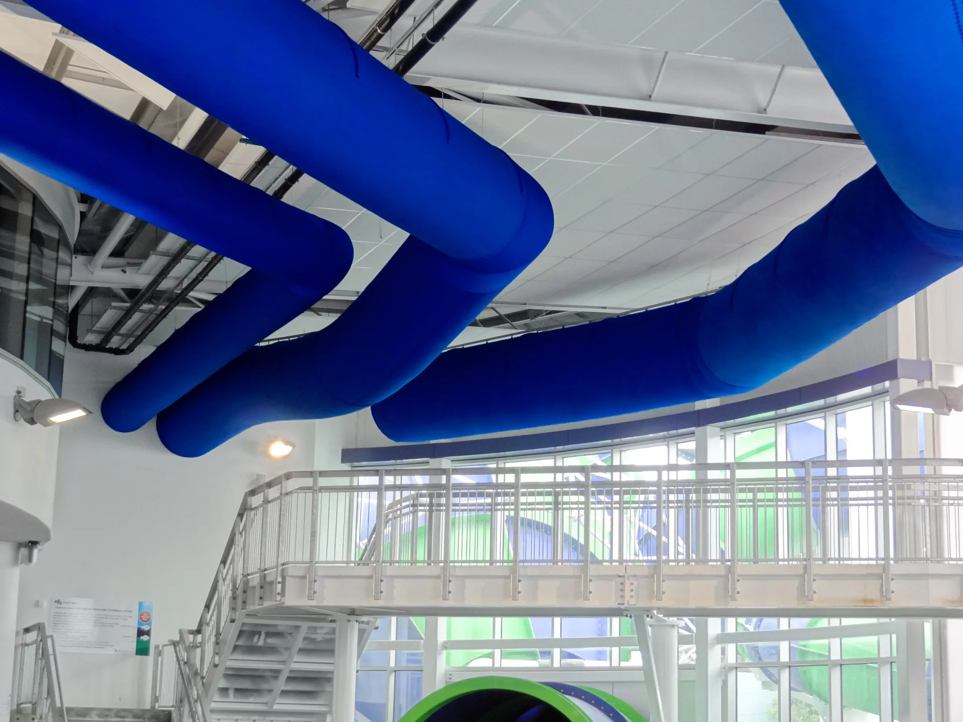 Instalación de conductos textiles para instaladores en centro deportivo