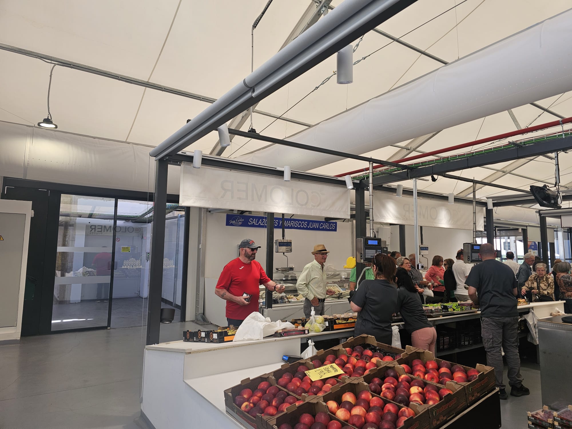 La localización temporal del mercat central castellón cuenta con un sistema de climatización con conductos textiles FabricAir