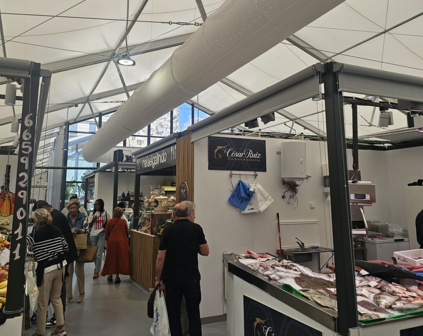 Interior de mercado con conductos textiles de FabricAir