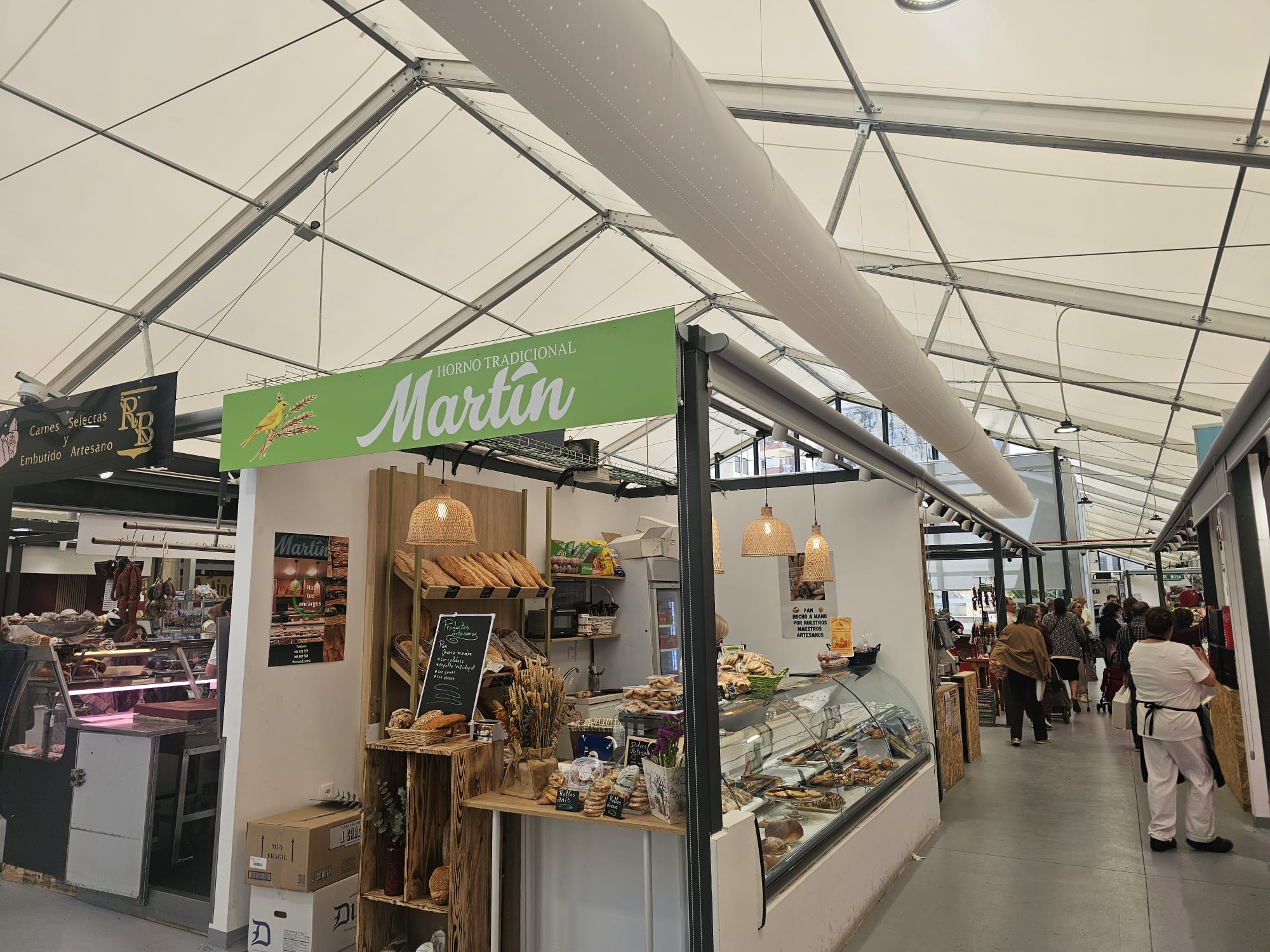 Interior de tienda en una carpa con un sistema de climatización con conductos textiles