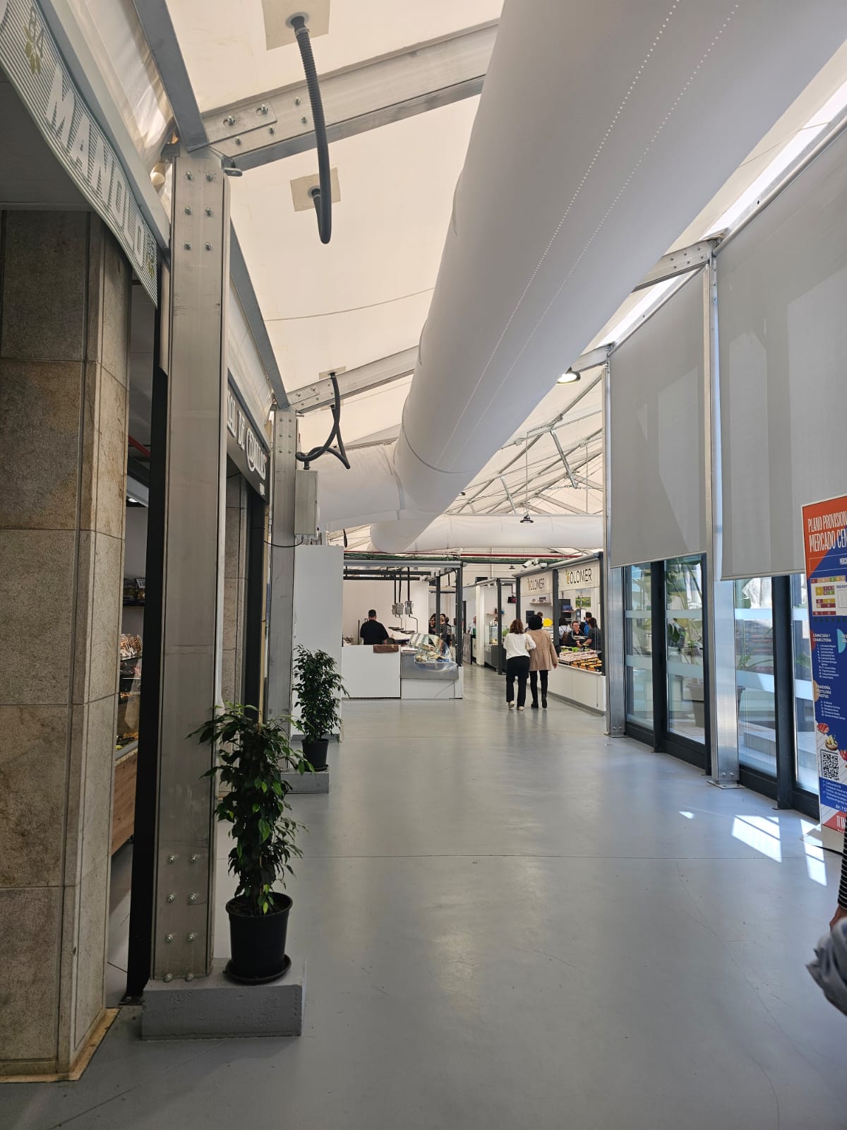 El mercar Central Castellón está en obras, mientras tanto se ha instalado en una carpa con conductos textiles FabricAir que mantienen una climatización agradable y adecuada para el producto