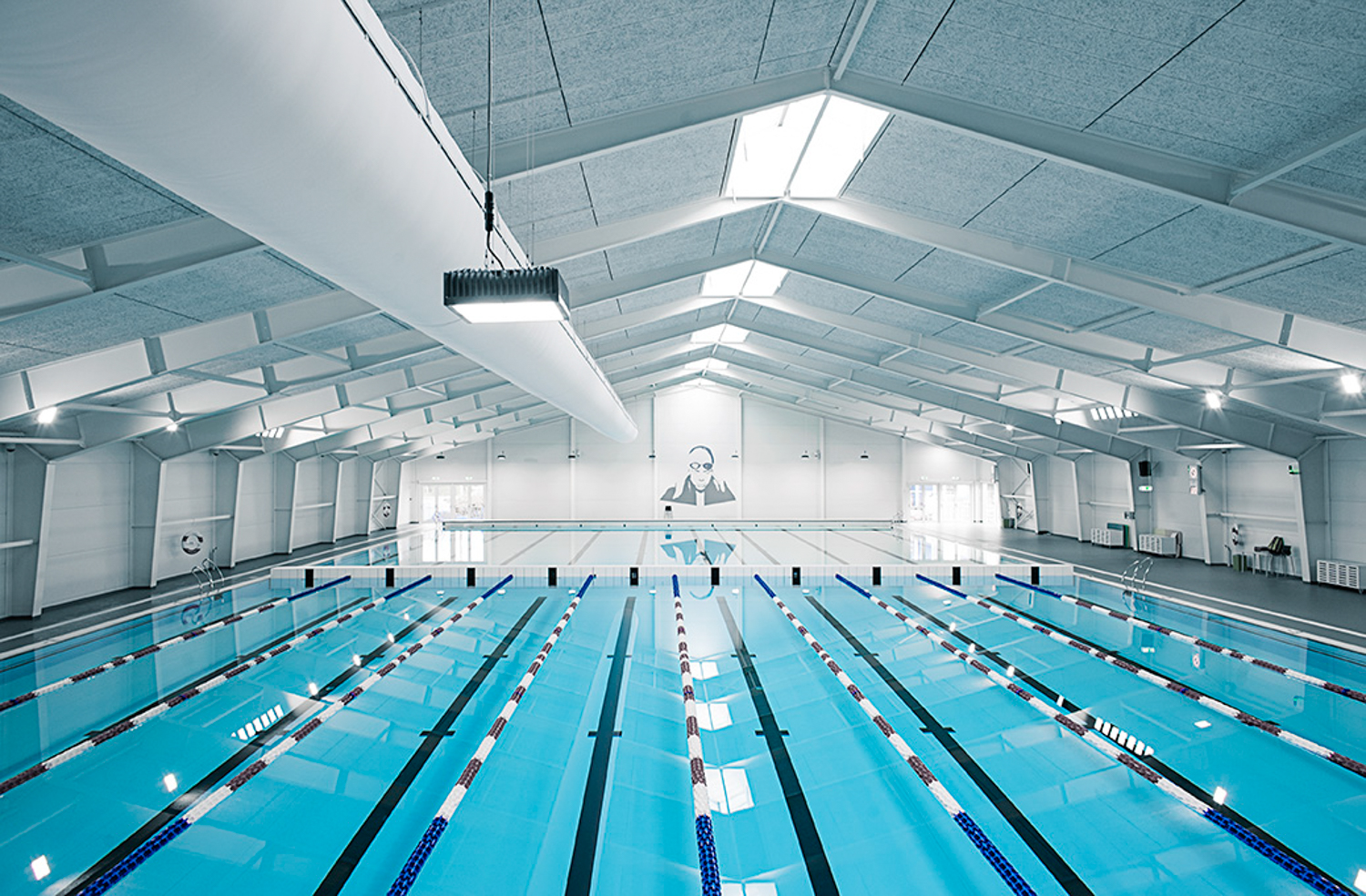 Gaine textile ventilation blanche installée à la piscine de Taastrup Svømmehal, DK