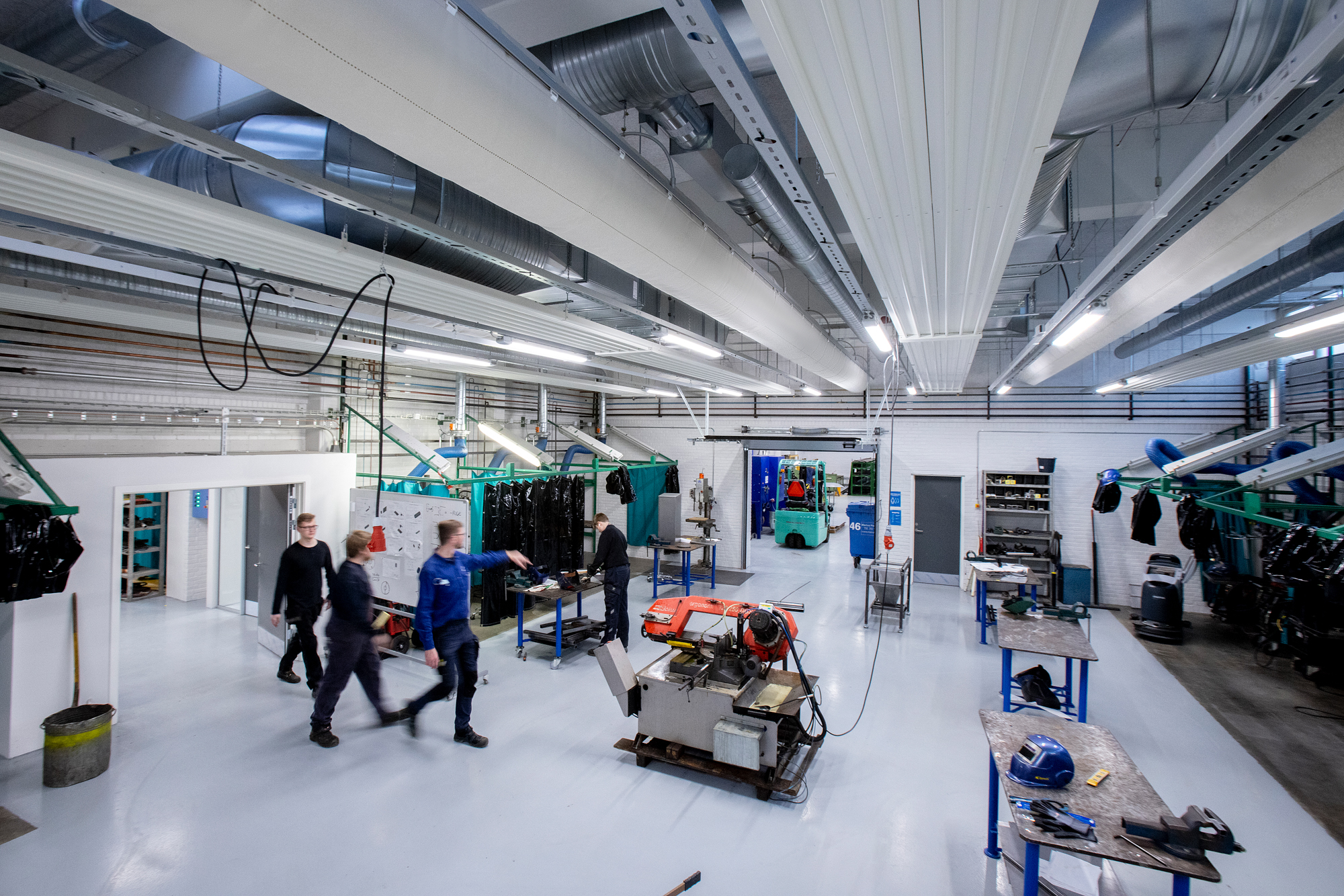 White duct cooling system in Rybners Tekniske Skole warehouse, Denmark