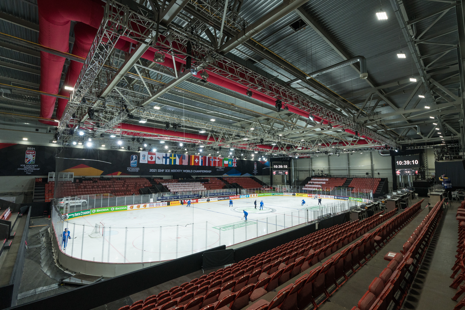 Raudoni medžiaginiai ortakiai įdiegti Elektrum Olympic Sports Centre ledo ritulio arenoje, Latvia