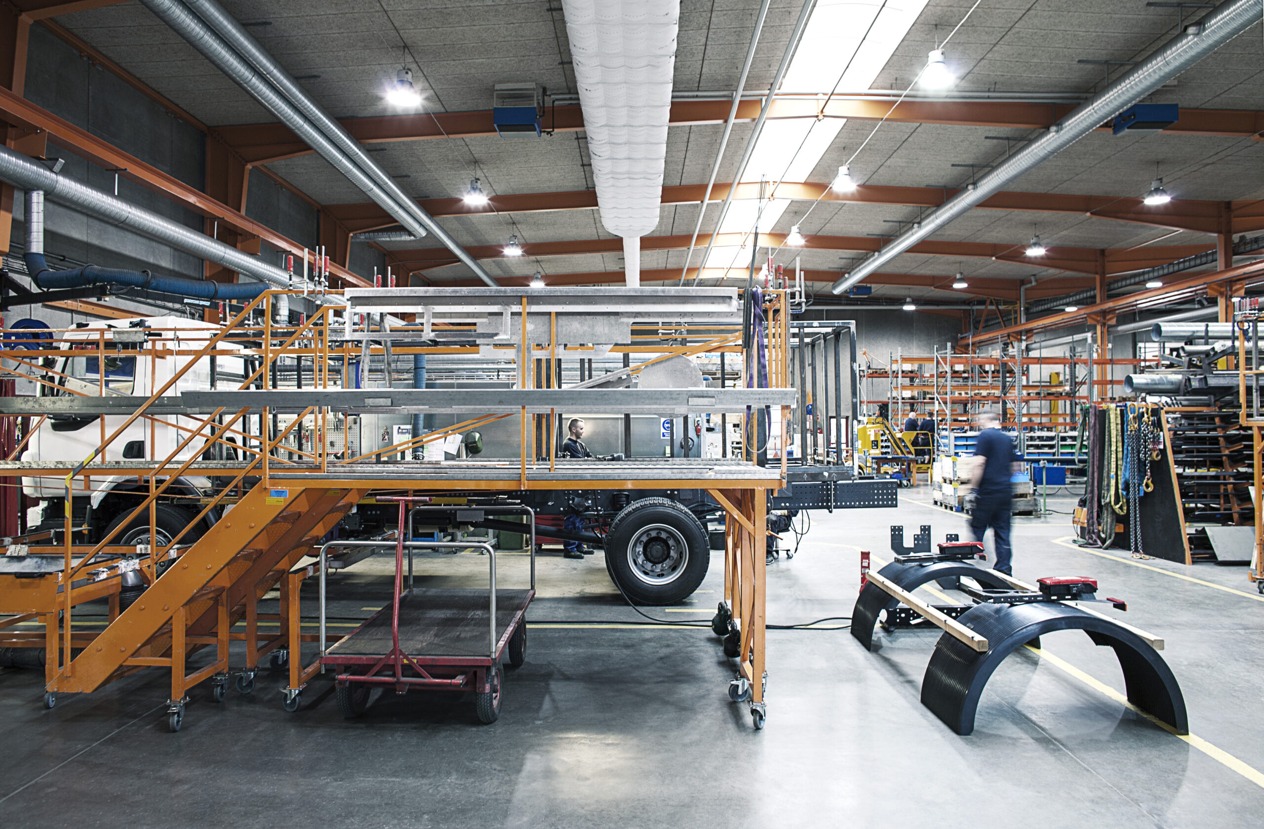 Vestergaard Industries automobilių dalių gamykloje įdiegtas baltas medžiaginis ortakis, LT