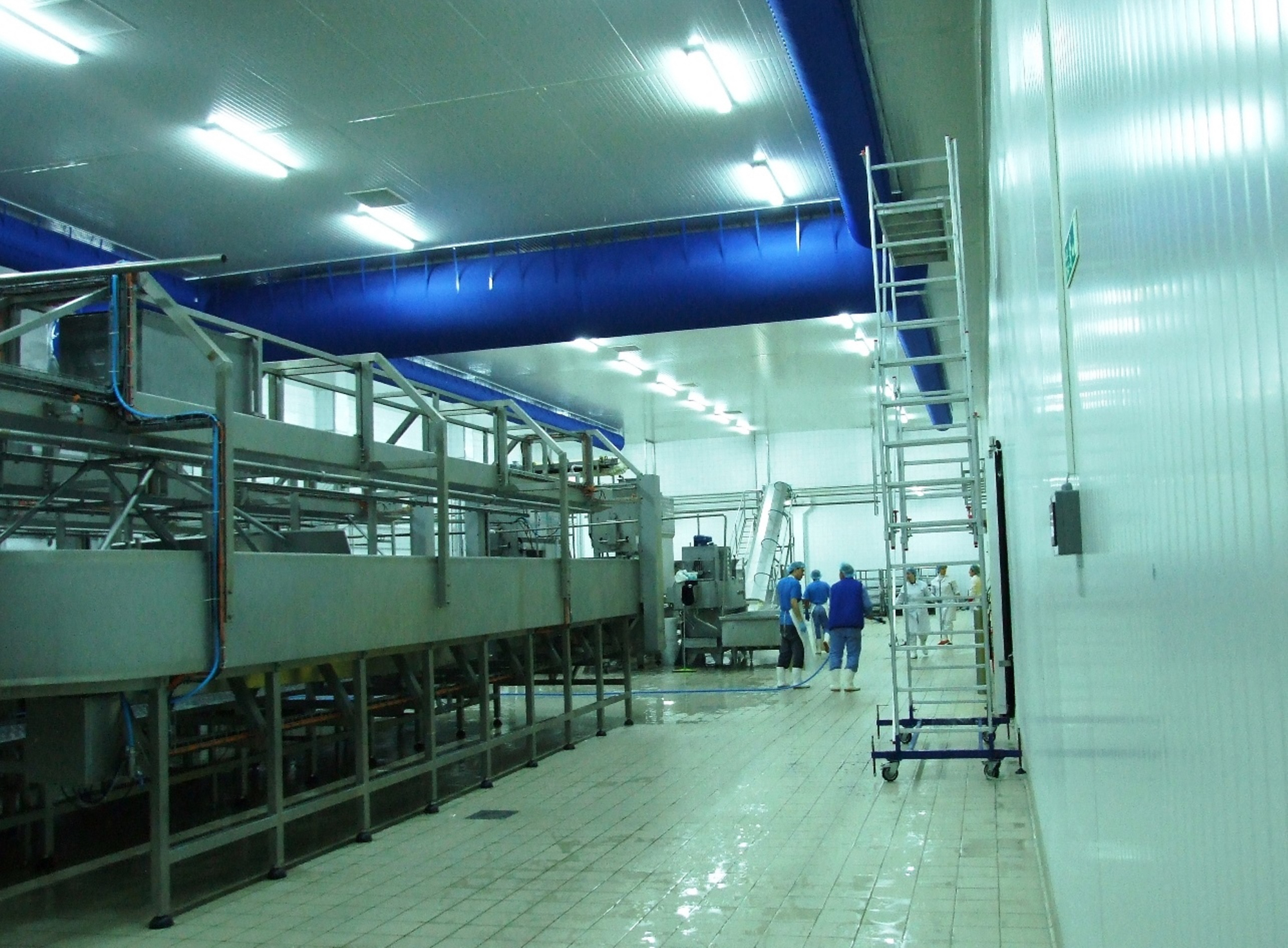 Mėlyni medžiaginiai ortakiai Itimat dairy products pieno perdirbimo gamykloje, TR