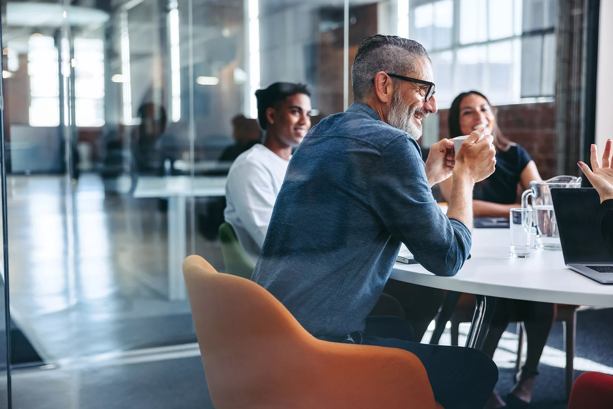 Darbų aptarimo susitikimas moderniame ofise, LT