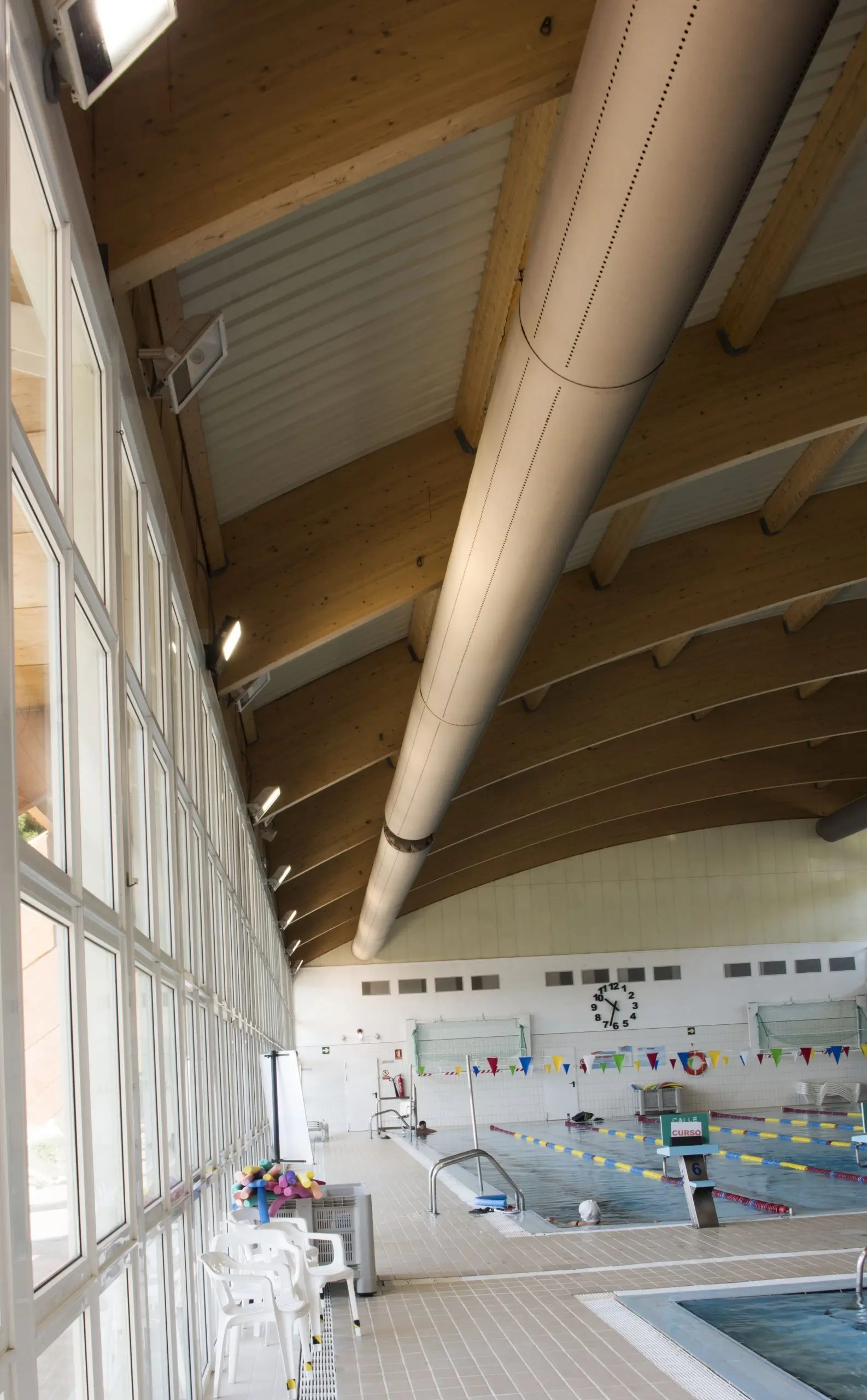 Instalación de ductos textiles para albercas climatizadas, controlando humedad y manteniendo la calidad del aire interior en entornos húmedos.