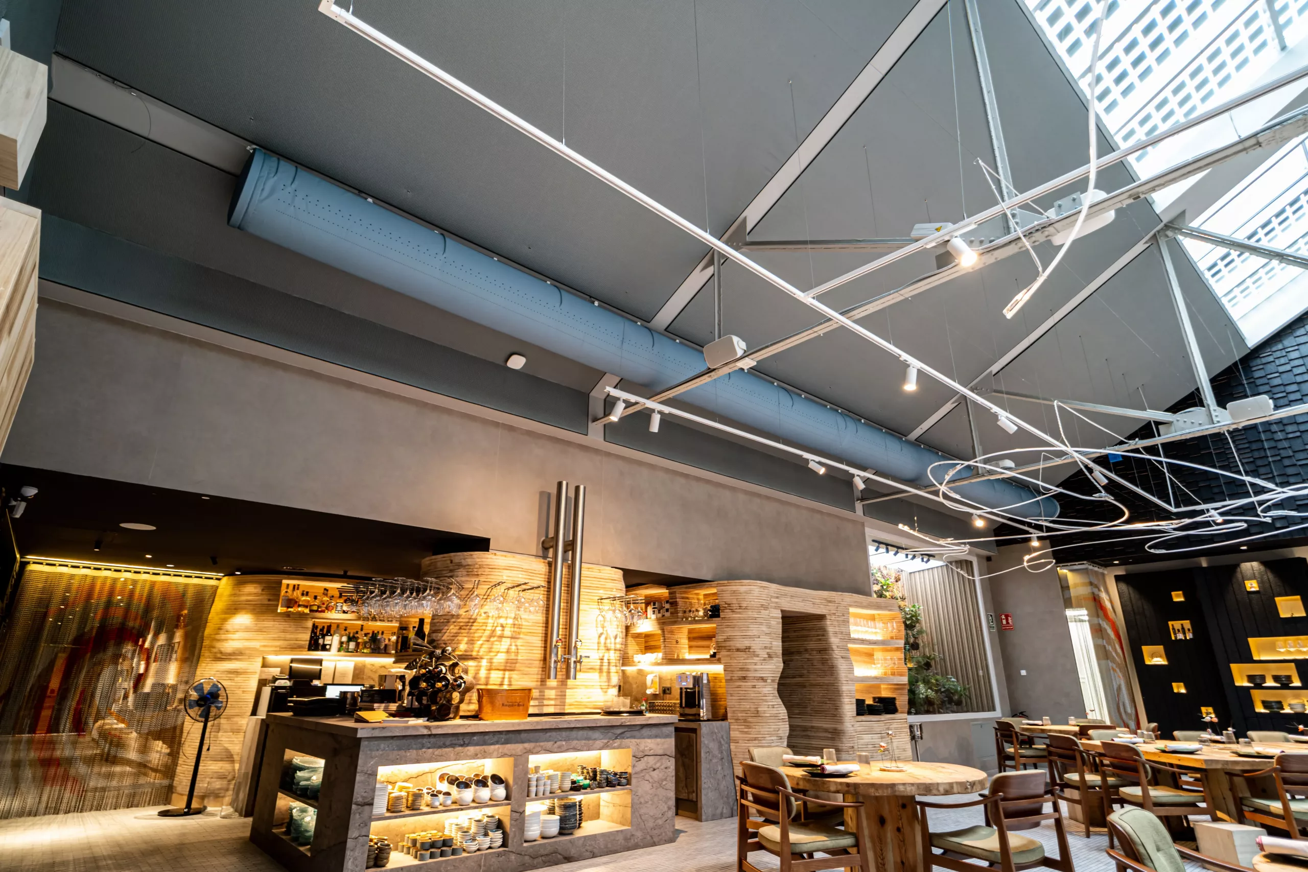 Sistema de ductos textiles en restaurante, mejorando la calidad del aire y garantizando eficiencia y sustentabilidad en HVAC