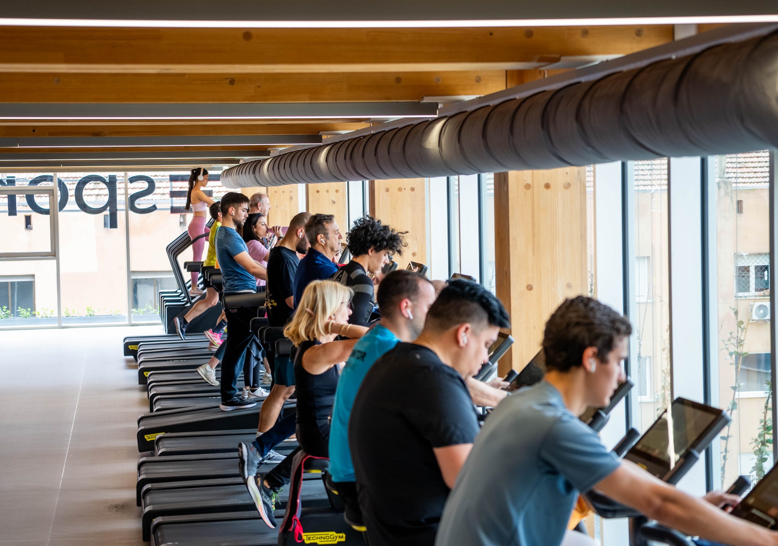 Ductos textiles en gimnasio que optimizan la ventilación y confort térmico, promoviendo eficiencia y sustentabilidad en HVAC.