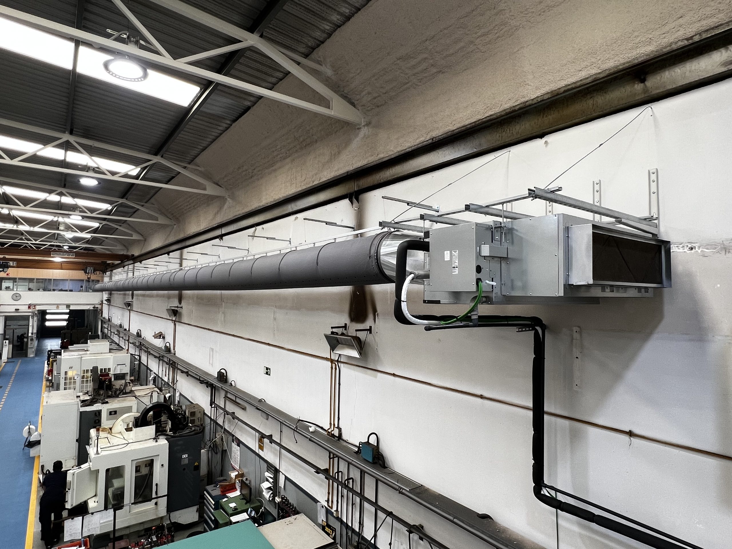 Sistema de ductos textiles en nave logística, asegurando eficiencia y sustentabilidad en HVAC en grandes superficies de almacenamiento.