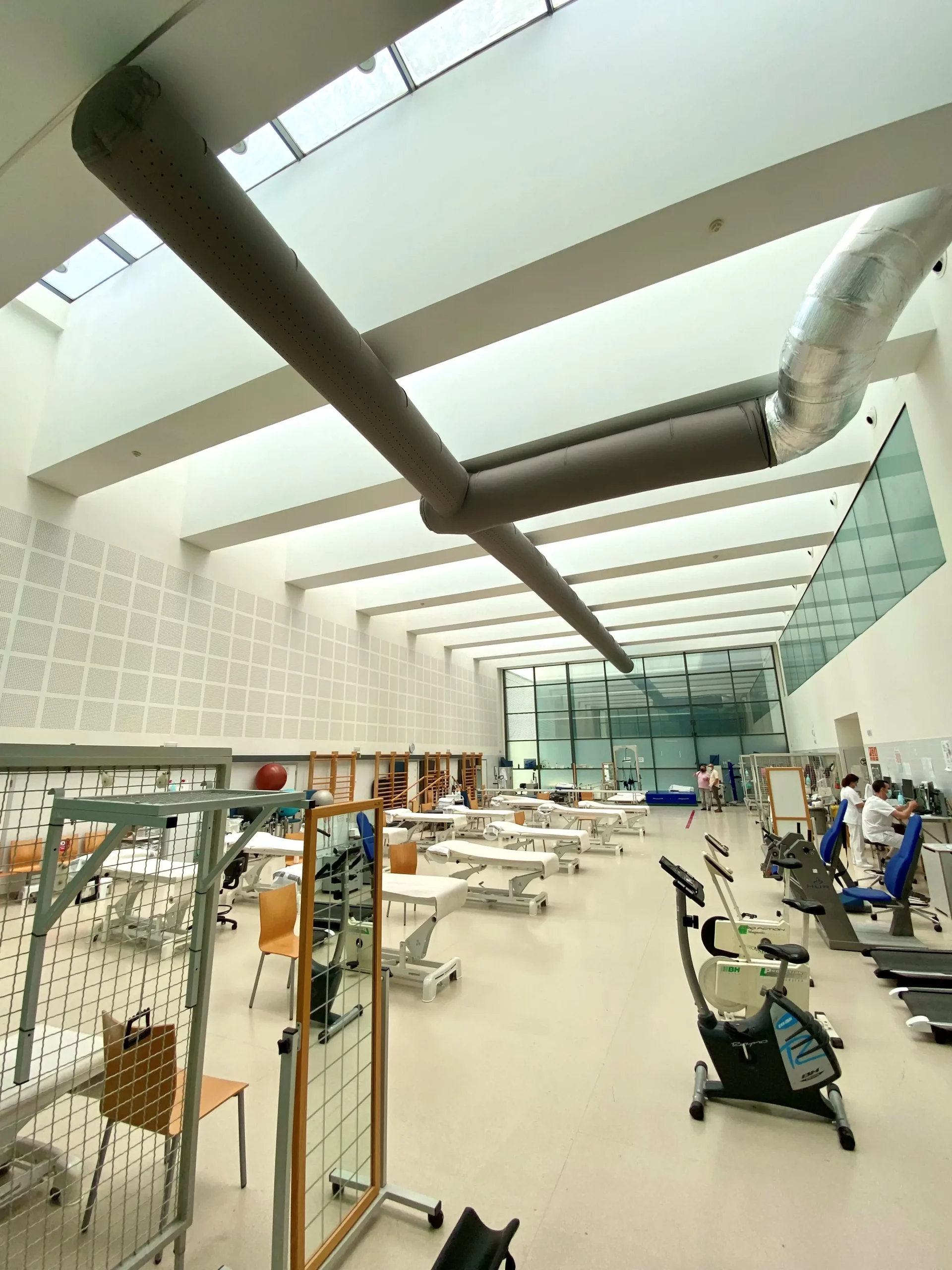 Sistema de ductos textiles en centro médico para mejorar la calidad del aire interior, con enfoque en eficiencia y sustentabilidad en HVAC.