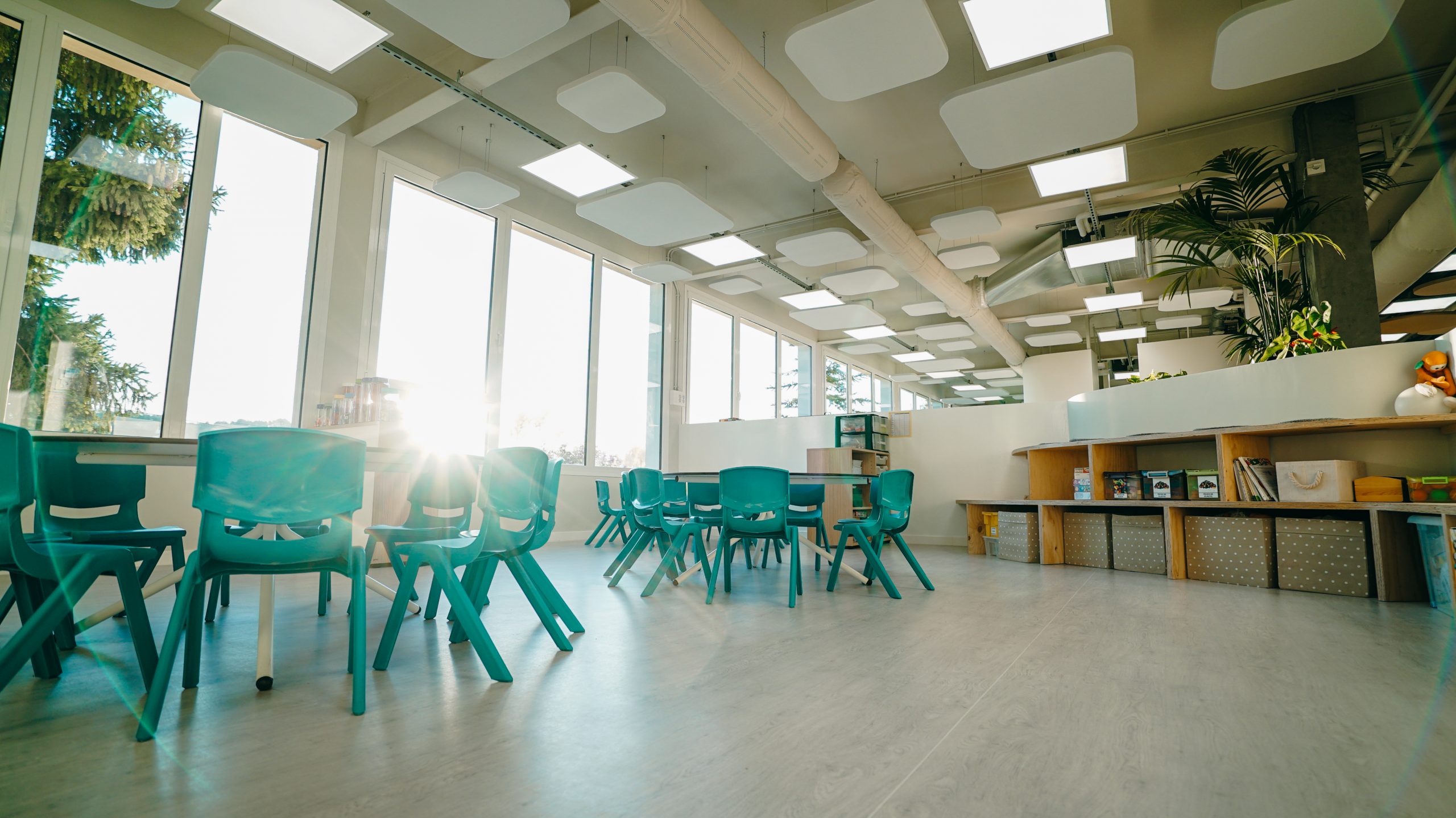 Instalación de ductos textiles en otro colegio, optimizando ventilación y calidad del aire interior para estudiantes y maestros.