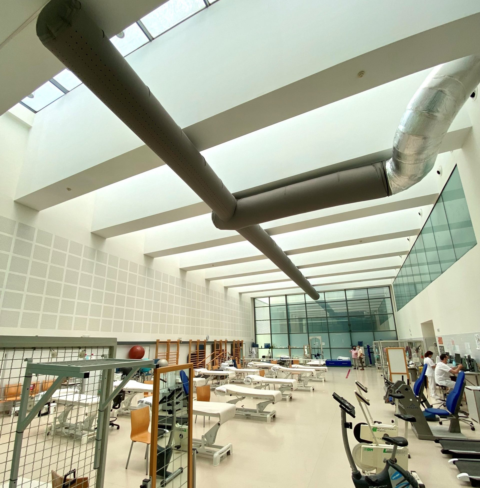 Sistema de ductos textiles en hospital que mejora la calidad del aire interior y garantiza un ambiente seguro para pacientes y personal médico.