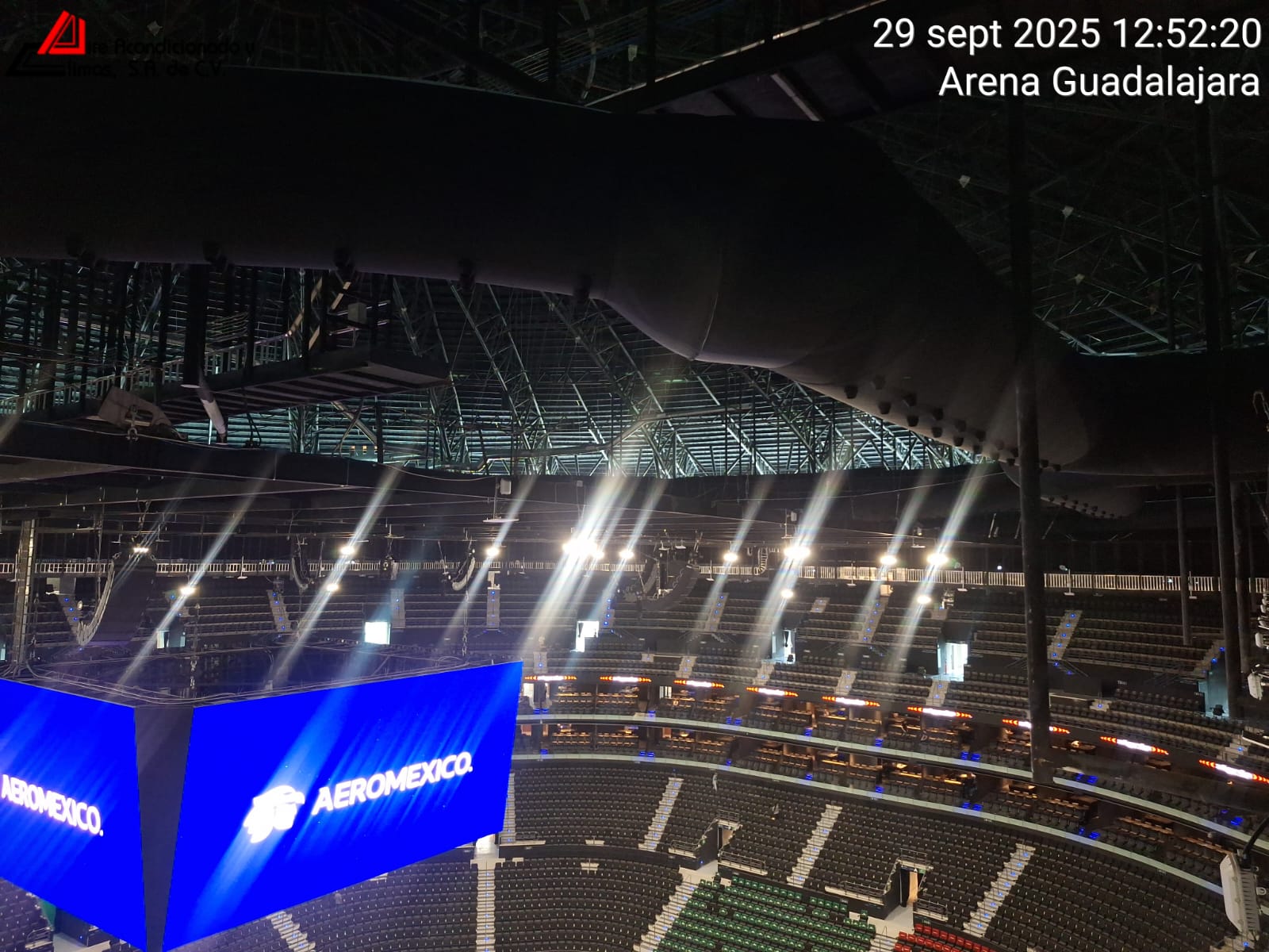 Ductos textiles FabricAir instalados sobre las gradas de la Arena Guadalajara