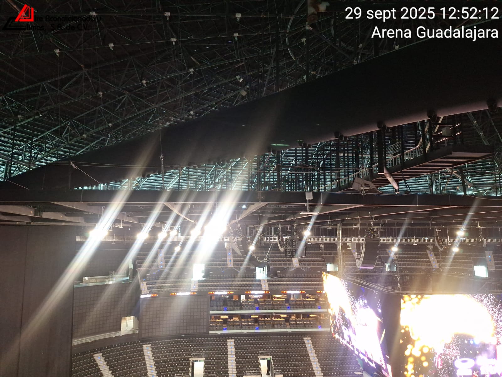 Ducto de lona para aire acondicionado FabricAir instalado sobre las gradas de la Arena Guadalajara