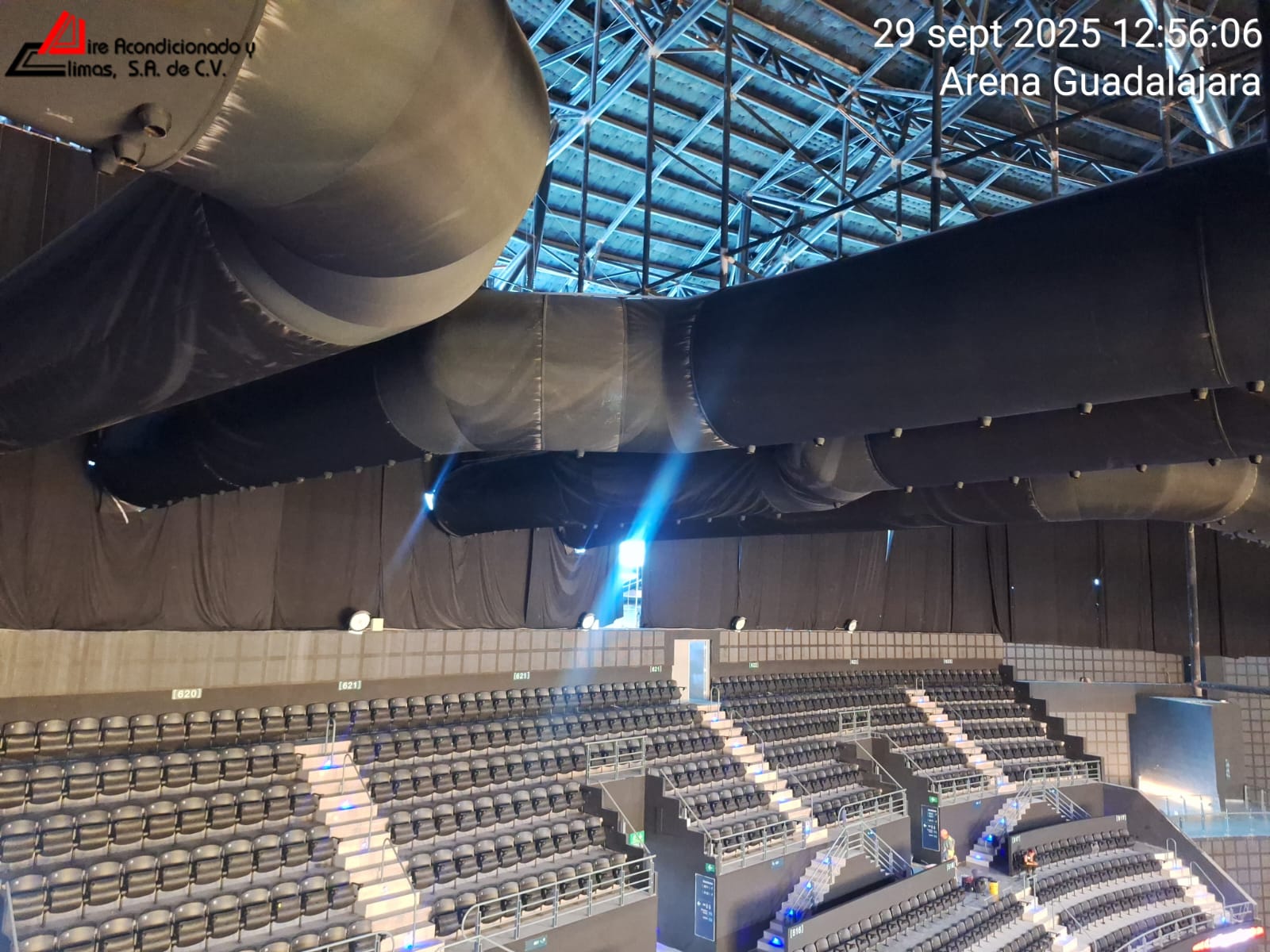 Sistema de ductos textiles FabricAir sobre las gradas de la Arena Guadalajara