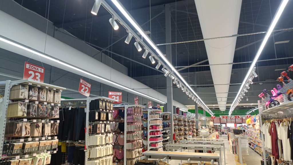 Sistema de distribución de aire por ductos textiles FabricAir en una tienda de retail MaxiFamily en México.