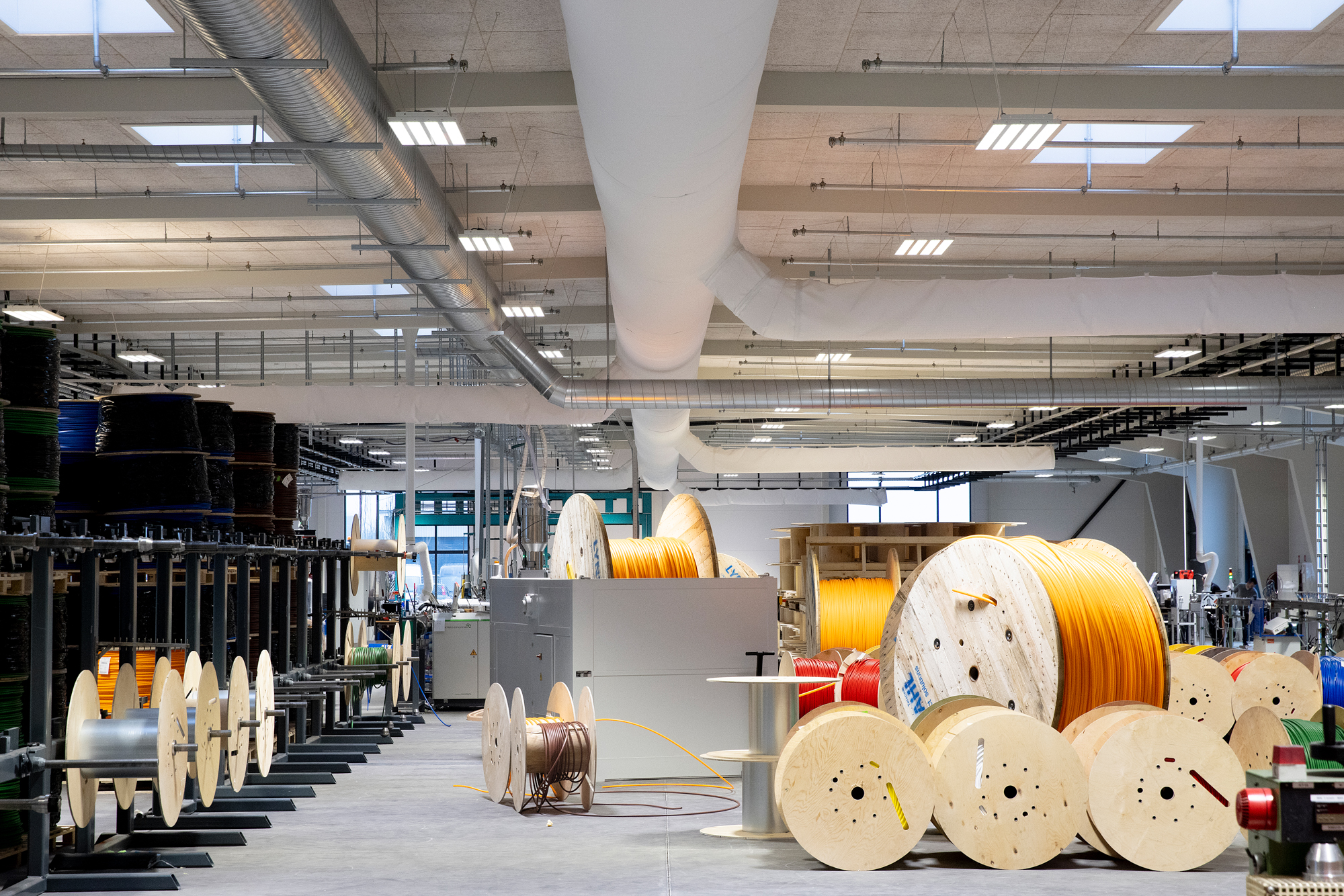 Solução ideal para grandes volumes: Condutas de ventilação têxteisFabricAir em operação num centro logístico.