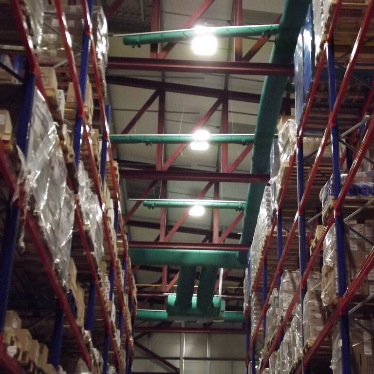 Aplicação real de condutas têxteis para centros logísticos: climatização uniforme em grandes volumes.