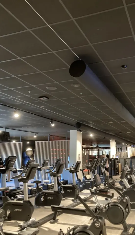 FabricAir’s fabric duct solution is installed in a gym in Hanover, Germany. The black fabric duct is suspended from the ceiling using cables to provide comfortable indoor air quality to the gym members.