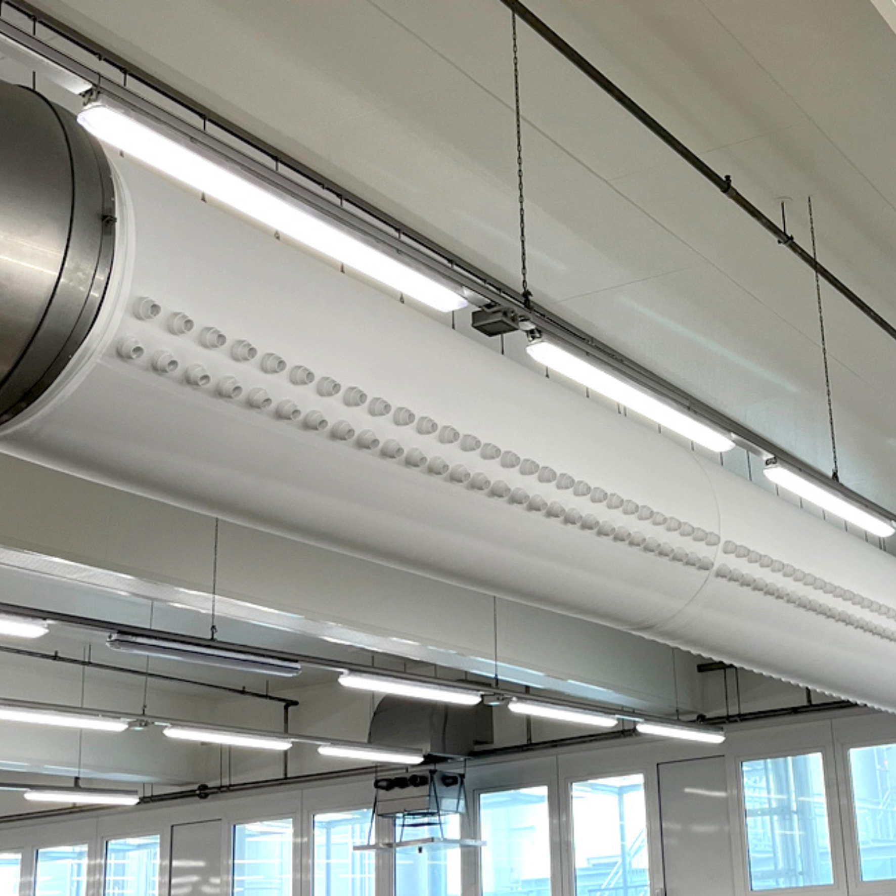 FabricAir tekstil bazlı hava dağıtım teknolojisi, evaporatif soğutma sistemlerinden elde edilecek potansiyeli maksimuma çıkarır.