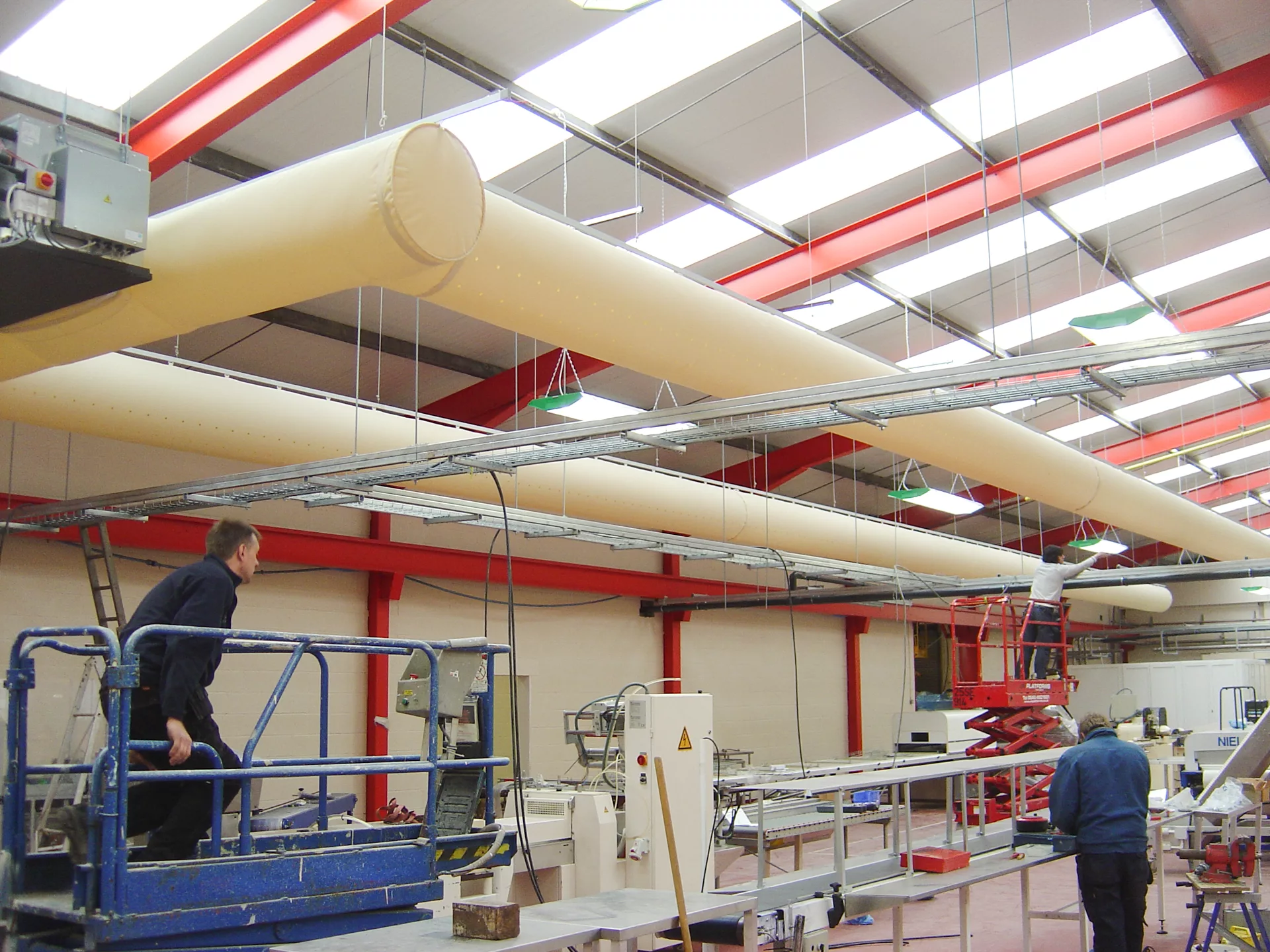 FabricAir kumaş hava kanalları, üretim ve imalat ortamları için eşit hava dağılımı, kolay montaj, dayanıklılık ve enerji verimliliği sağlar.