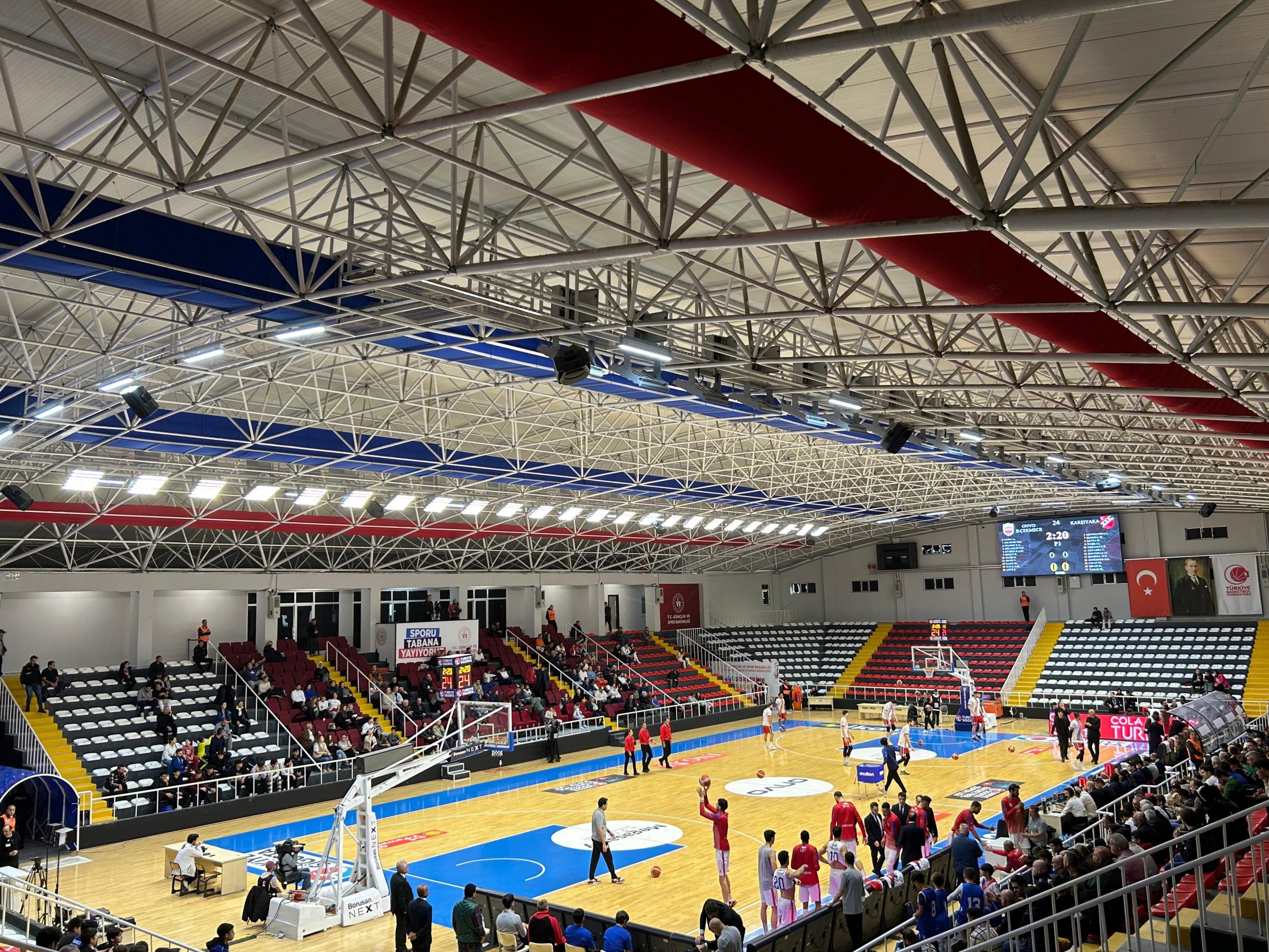 Gazanfer Bilge Spor Salonu'nda yoğuşma yapmayan, eşit hava dağıtımı sağlayan FabricAir kumaş hava kanalları