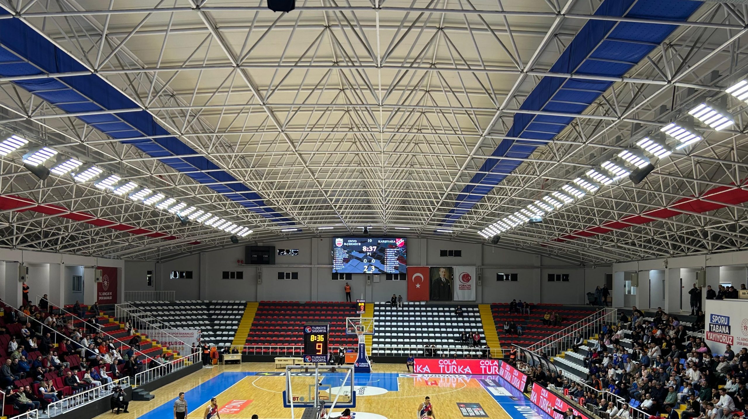 Gazanfer Bilge Spor Salonu'nda yoğuşma yapmayan, eşit hava dağıtımı sağlayan FabricAir kumaş hava kanalları