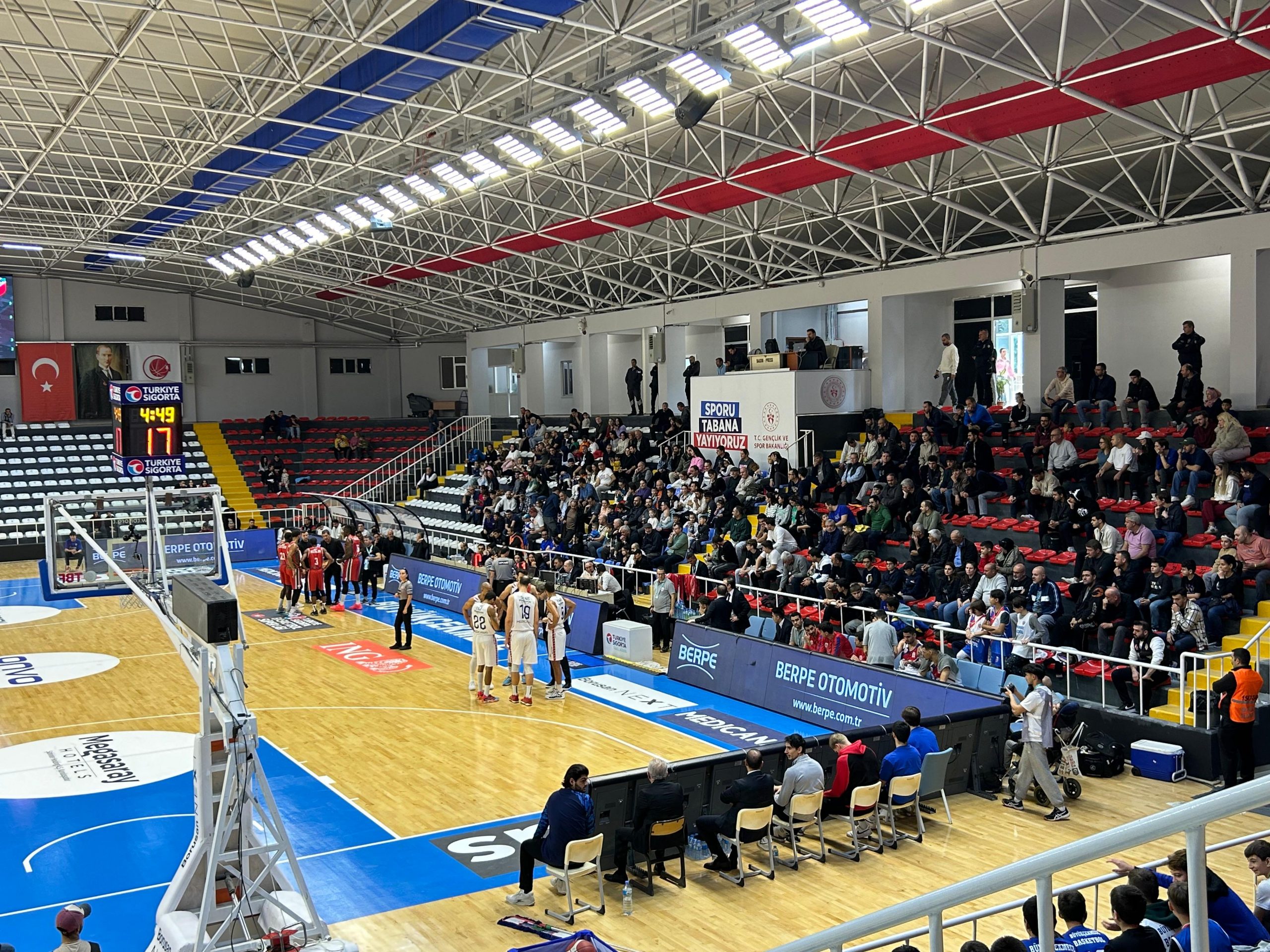Gazanfer Bilge Spor Salonu'nda yoğuşma yapmayan, eşit hava dağıtımı sağlayan FabricAir kumaş hava kanalları