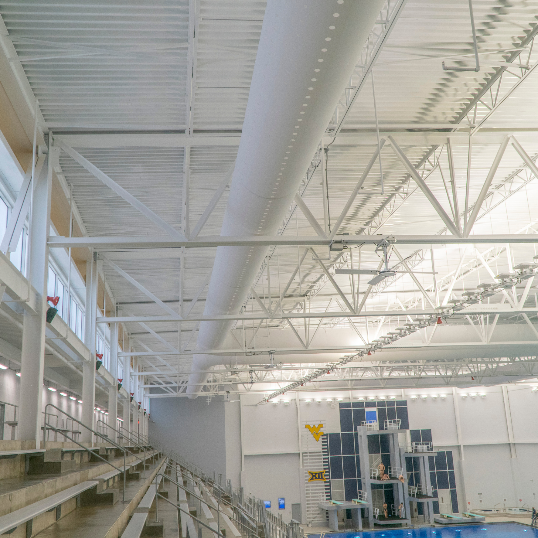 FabricAir'in kumaş hava kanalları, Mylan Park'taki Aquatic Center için paslanmaya dayanıklı bir hava dağıtımı çözümü sağladı.