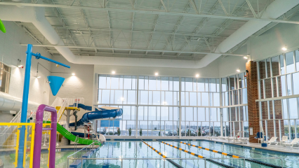 FabricAir'in kumaş hava kanalları, Mylan Park'taki Aquatic Center için paslanmaya dayanıklı bir hava dağıtımı çözümü sağladı.