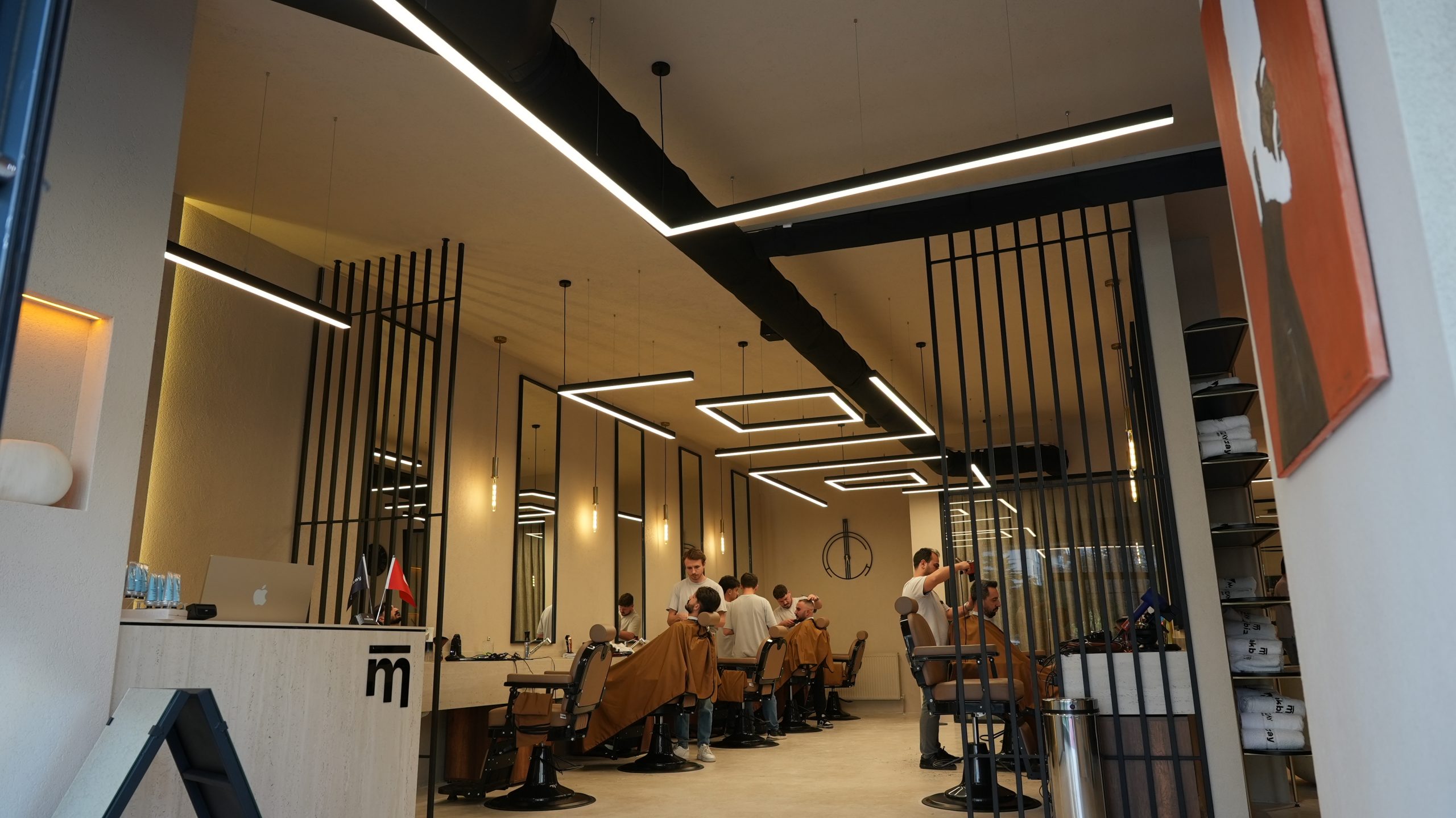 Makbizay Kuaför'de FabricAir kumaş hava kanalları ile mükemmel iç mekan hava konforu ve estetik görünüm sağlandı.