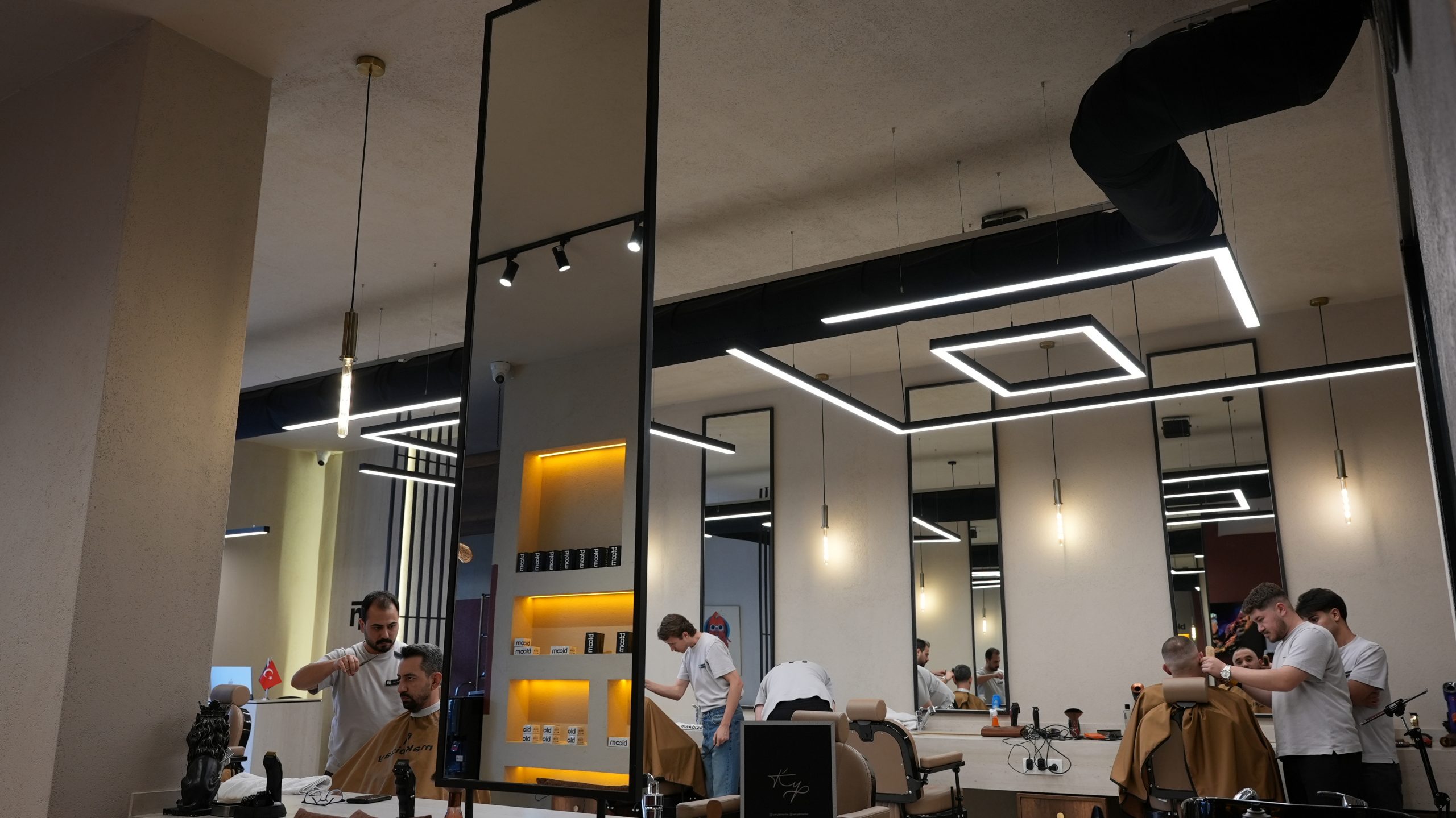 Makbizay Kuaför'de FabricAir kumaş hava kanalları ile mükemmel iç mekan hava konforu ve estetik görünüm sağlandı.