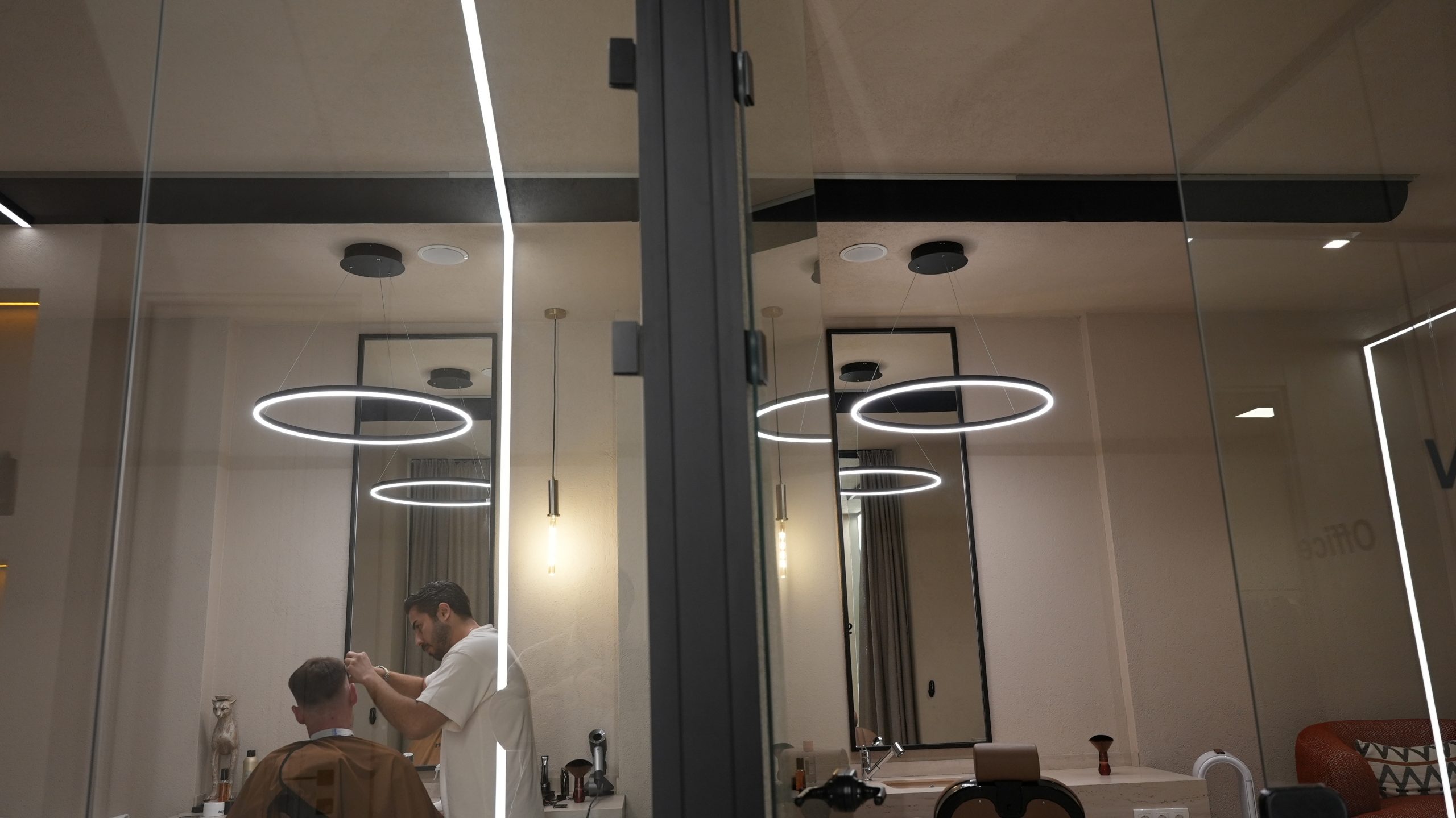 Makbizay Kuaför'de FabricAir kumaş hava kanalları ile mükemmel iç mekan hava konforu ve estetik görünüm sağlandı.