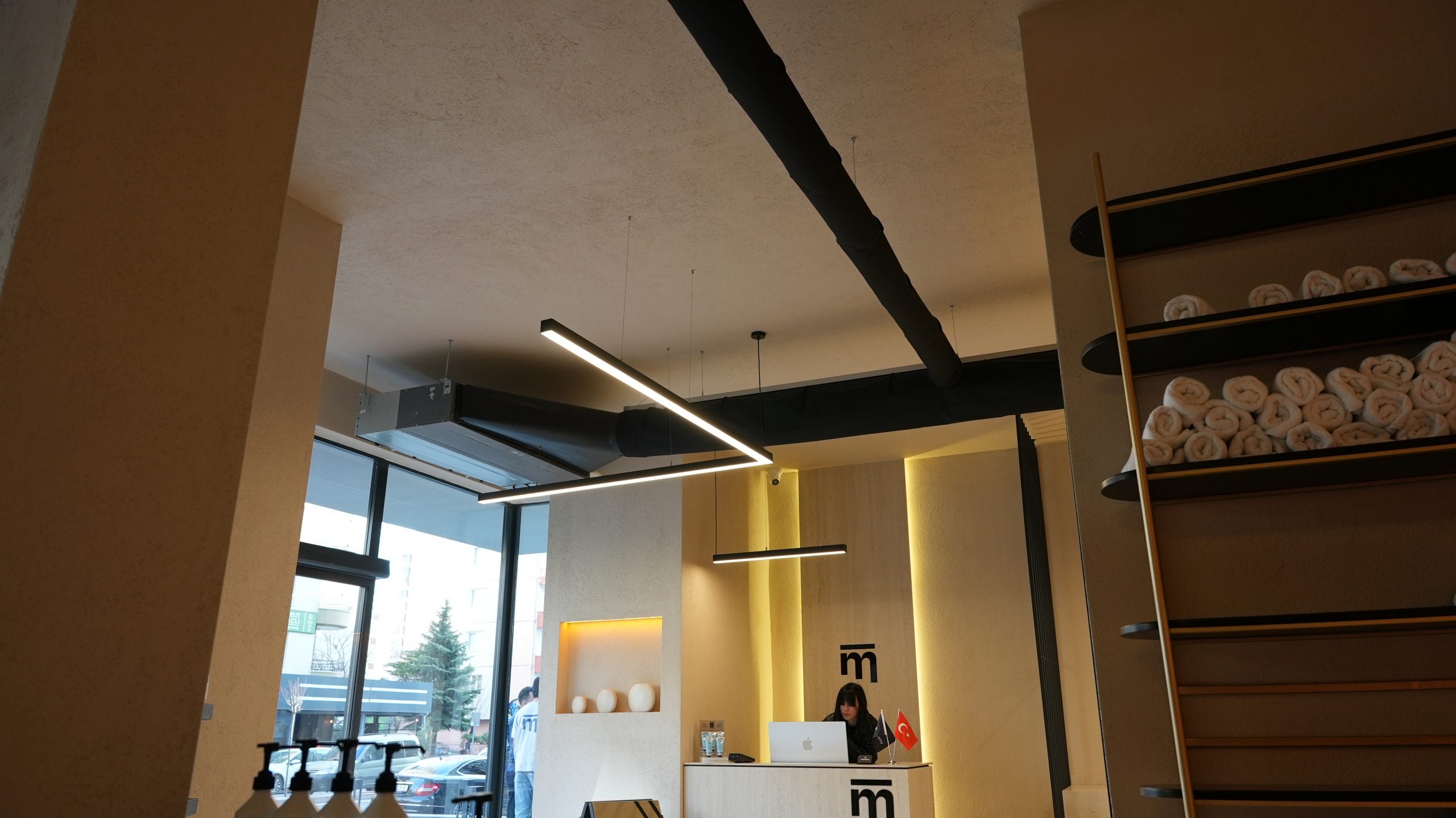 Makbizay Kuaför'de FabricAir kumaş hava kanalları ile mükemmel iç mekan hava konforu ve estetik görünüm sağlandı.