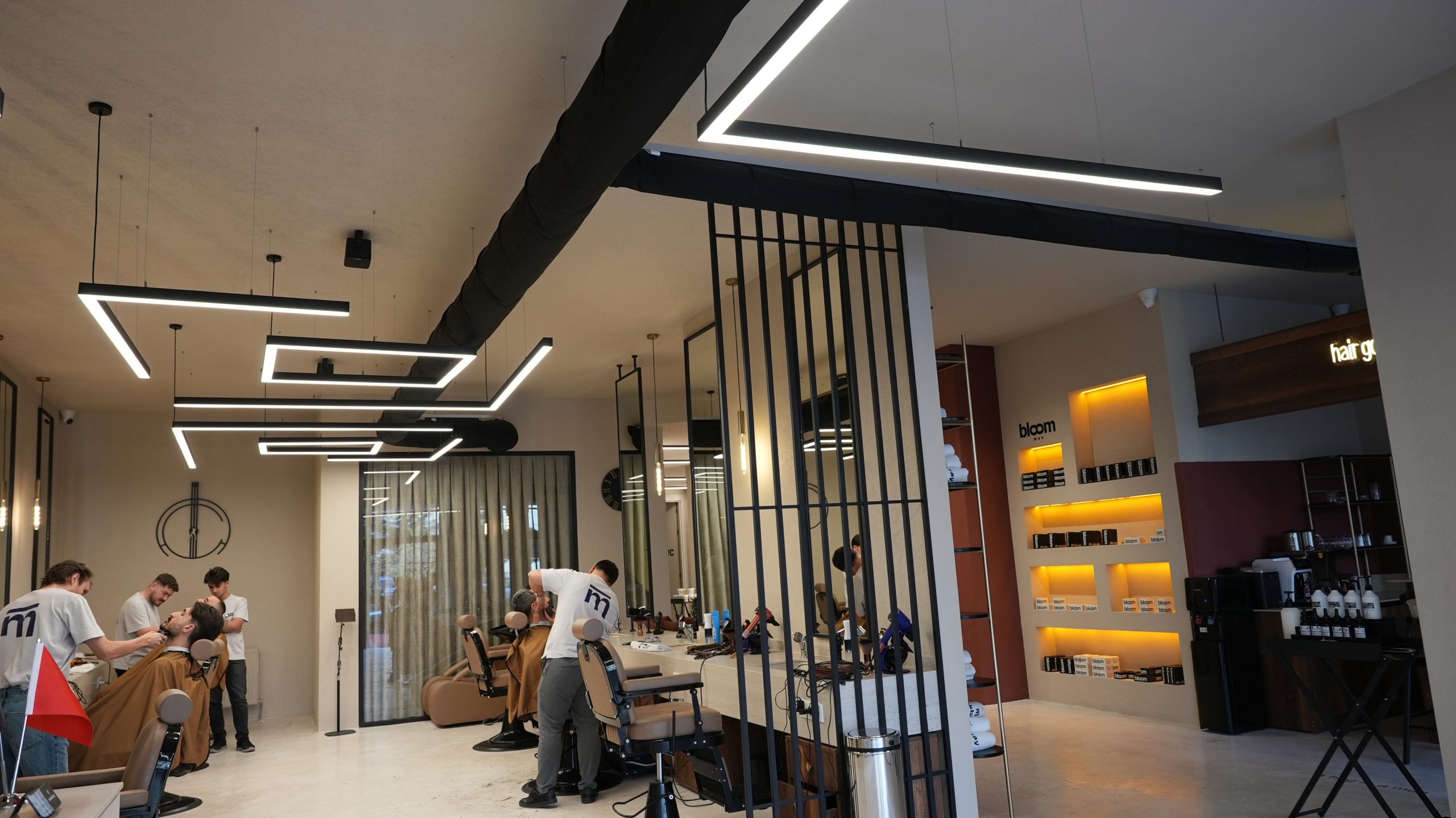 Makbizay Kuaför'de FabricAir kumaş hava kanalları ile mükemmel iç mekan hava konforu ve estetik görünüm sağlandı.