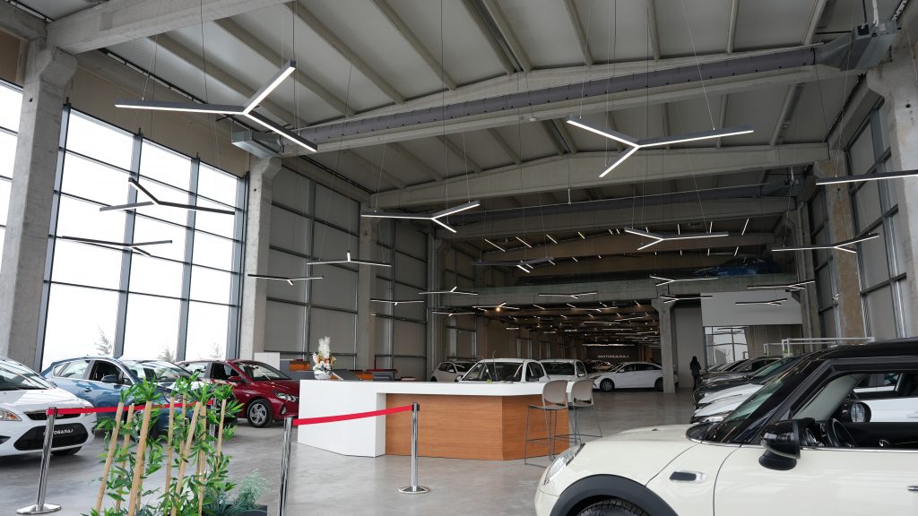 FabricAir hava dağıtım sistemleri sayesinde, Inoto Showroom uzun ömürlü, verimli ve estetik bir çözüm elde etti.