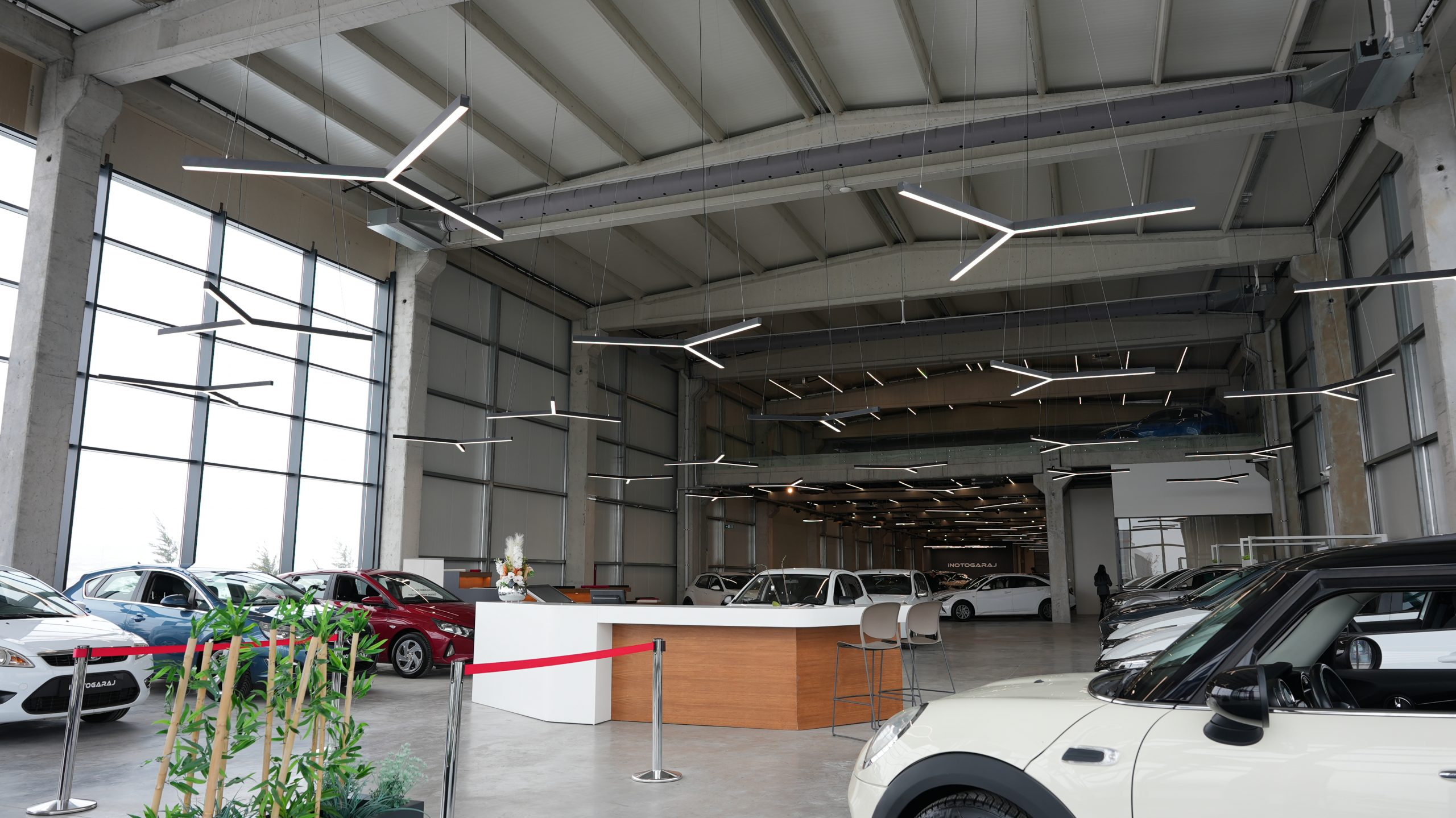 FabricAir hava dağıtım sistemleri sayesinde, Inoto Showroom uzun ömürlü, verimli ve estetik bir çözüm elde etti.