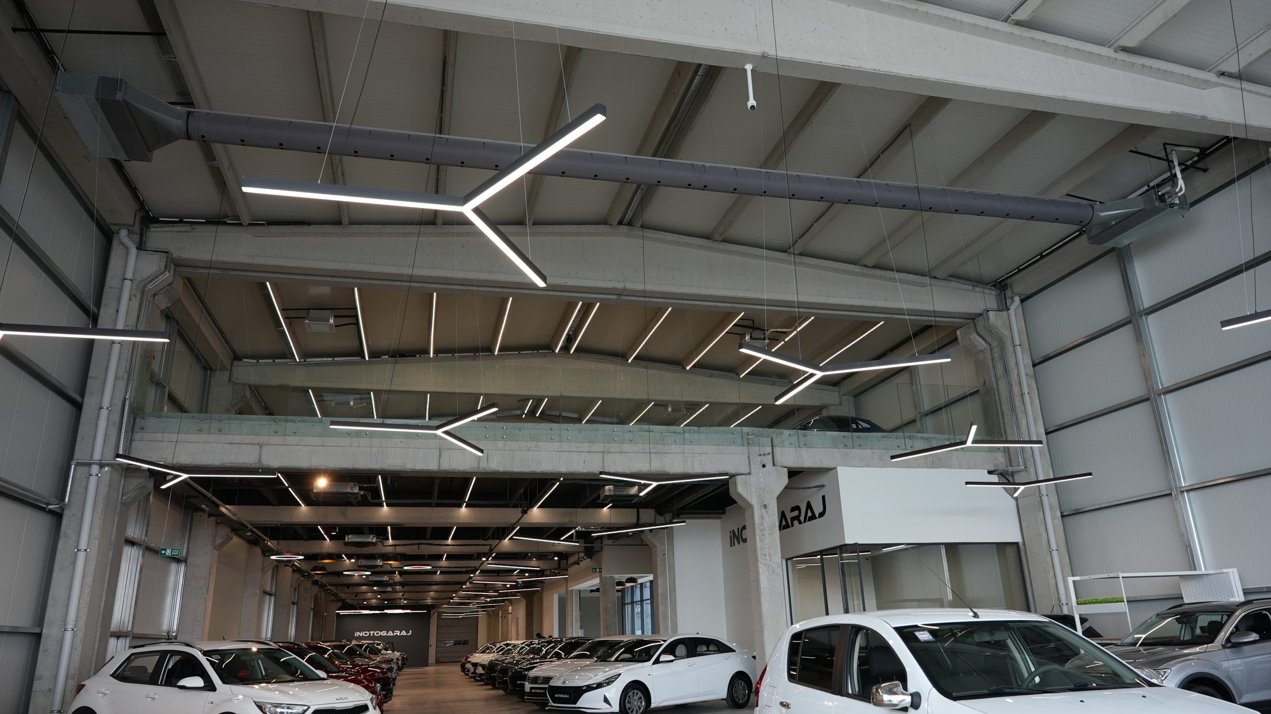 FabricAir hava dağıtım sistemleri sayesinde, Inoto Showroom uzun ömürlü, verimli ve estetik bir çözüm elde etti.