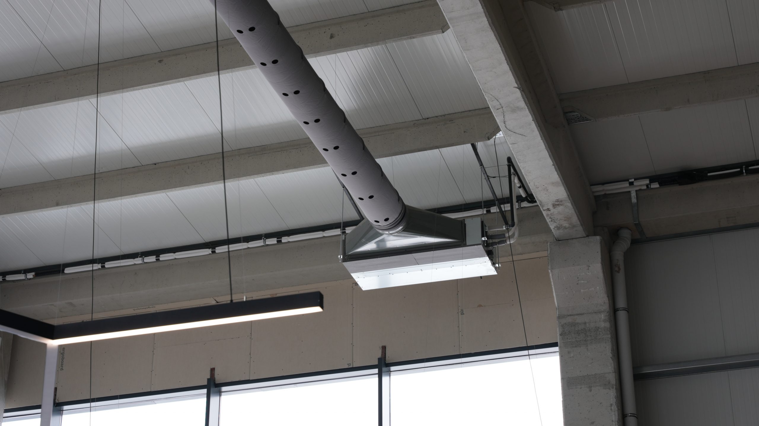 FabricAir hava dağıtım sistemleri sayesinde, Inoto Showroom uzun ömürlü, verimli ve estetik bir çözüm elde etti.