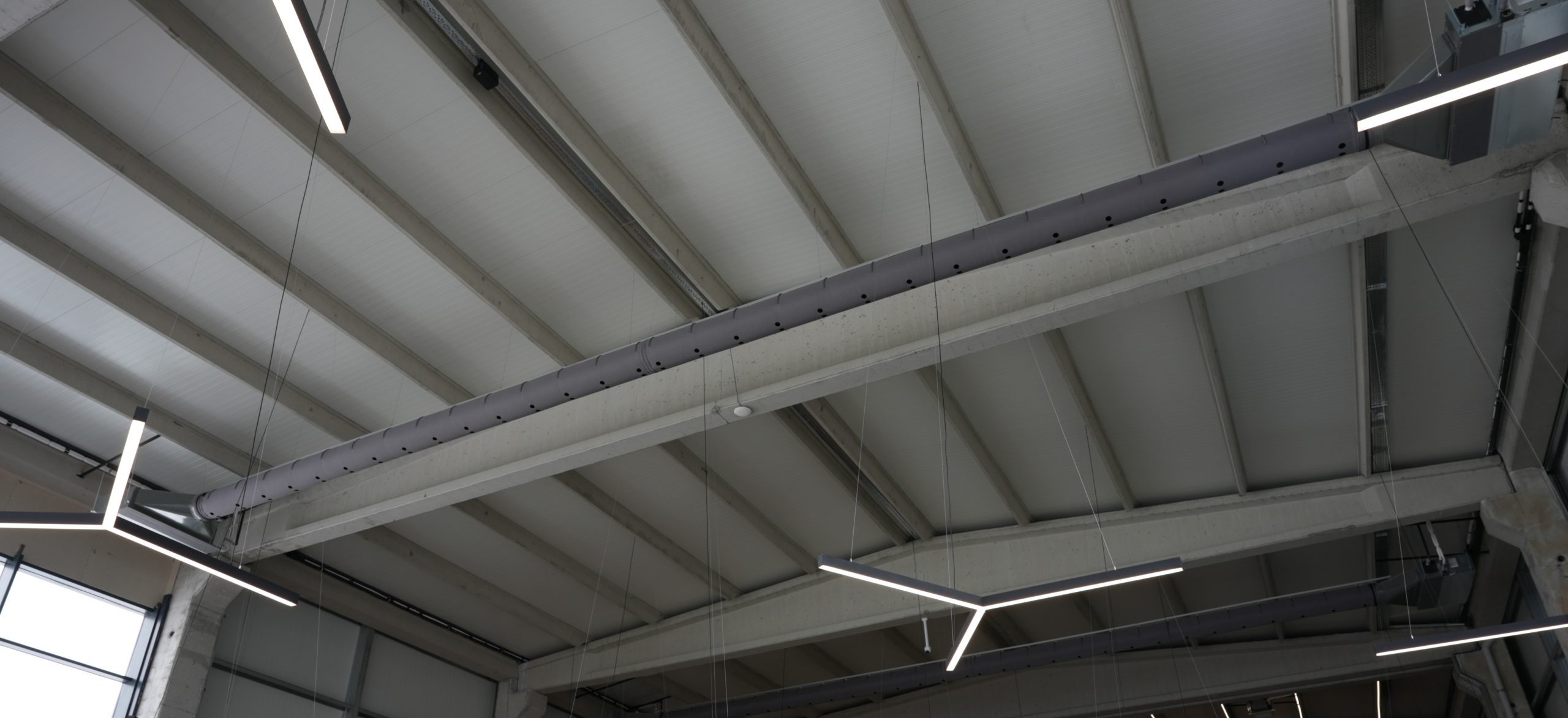 FabricAir hava dağıtım sistemleri sayesinde, Inoto Showroom uzun ömürlü, verimli ve estetik bir çözüm elde etti.