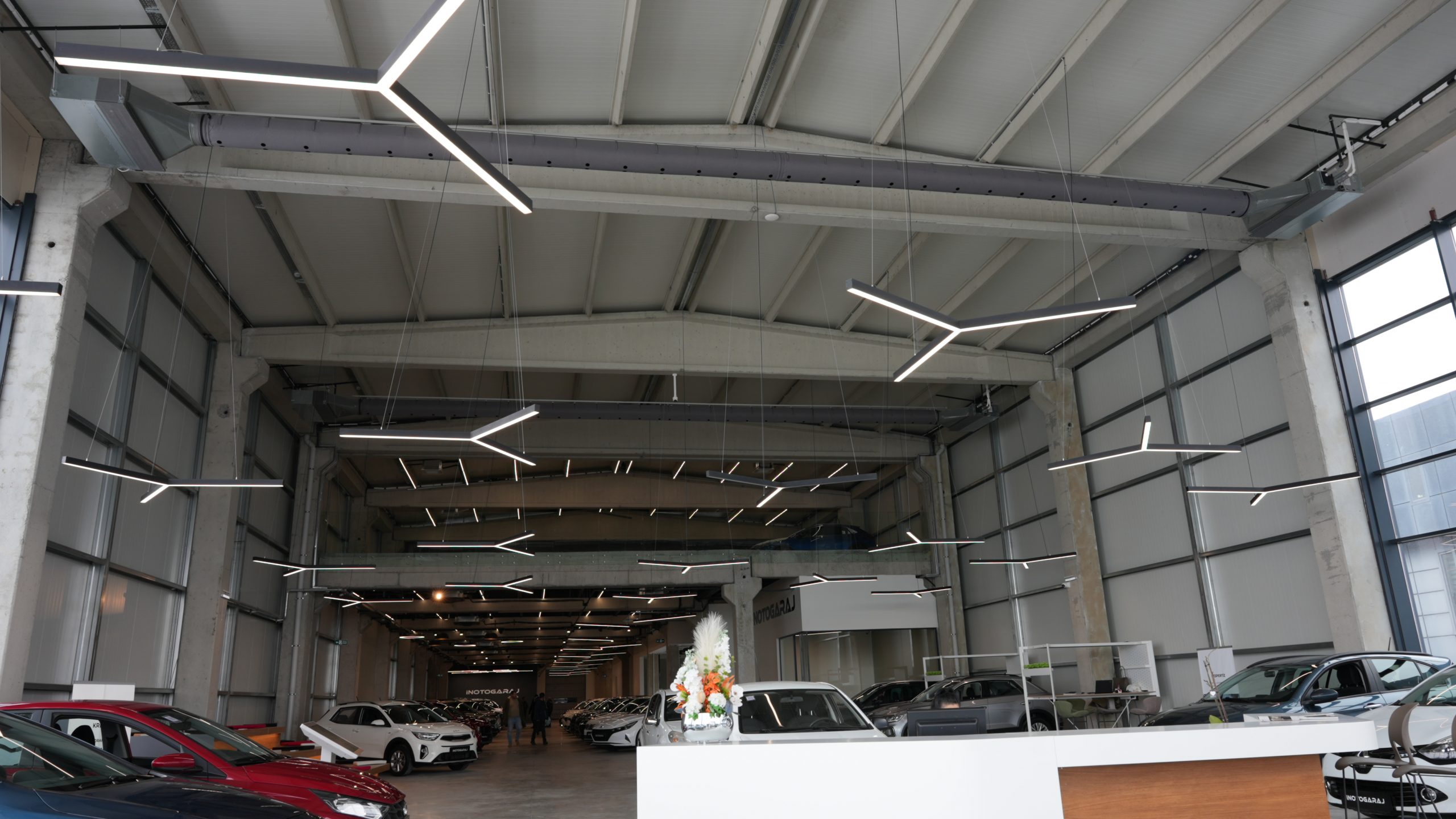 FabricAir hava dağıtım sistemleri sayesinde, Inoto Showroom uzun ömürlü, verimli ve estetik bir çözüm elde etti.